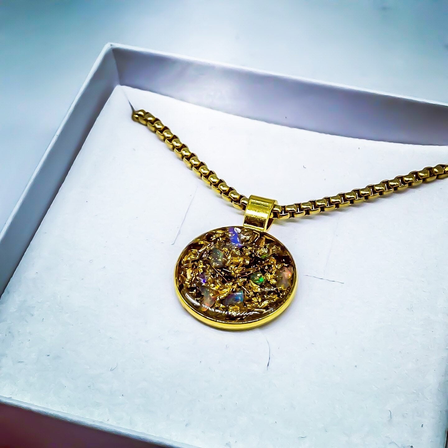Opal Amulett Orgonit Anhänger mit Opal Gold Bismuth Bronze Bergkristall und Schungit Strahlenschutz und Aktivierung der Kreativität
