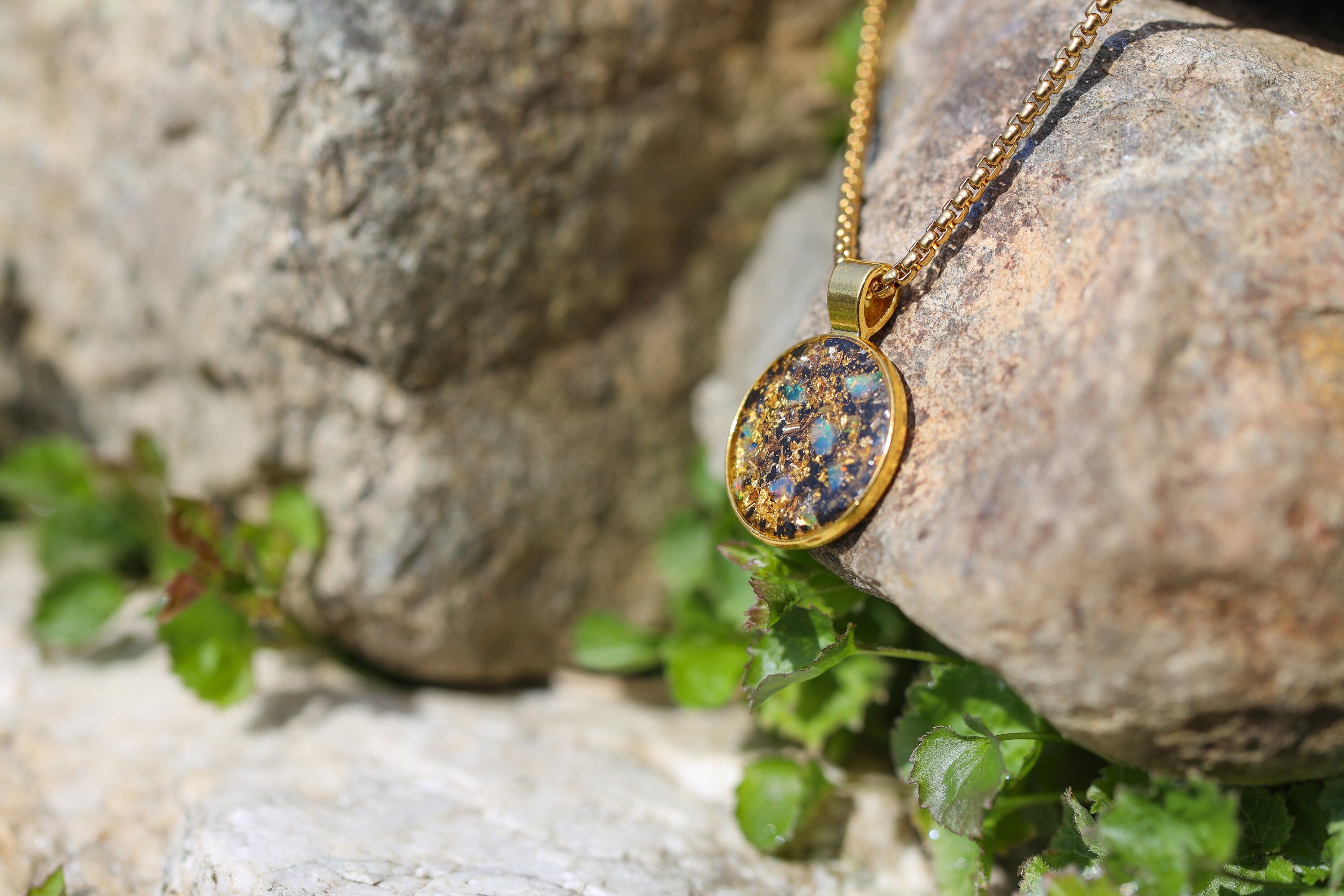 Opal Amulett Orgonit Anhänger mit Opal Gold Bismuth Bronze Bergkristall und Schungit Strahlenschutz und Aktivierung der Kreativität