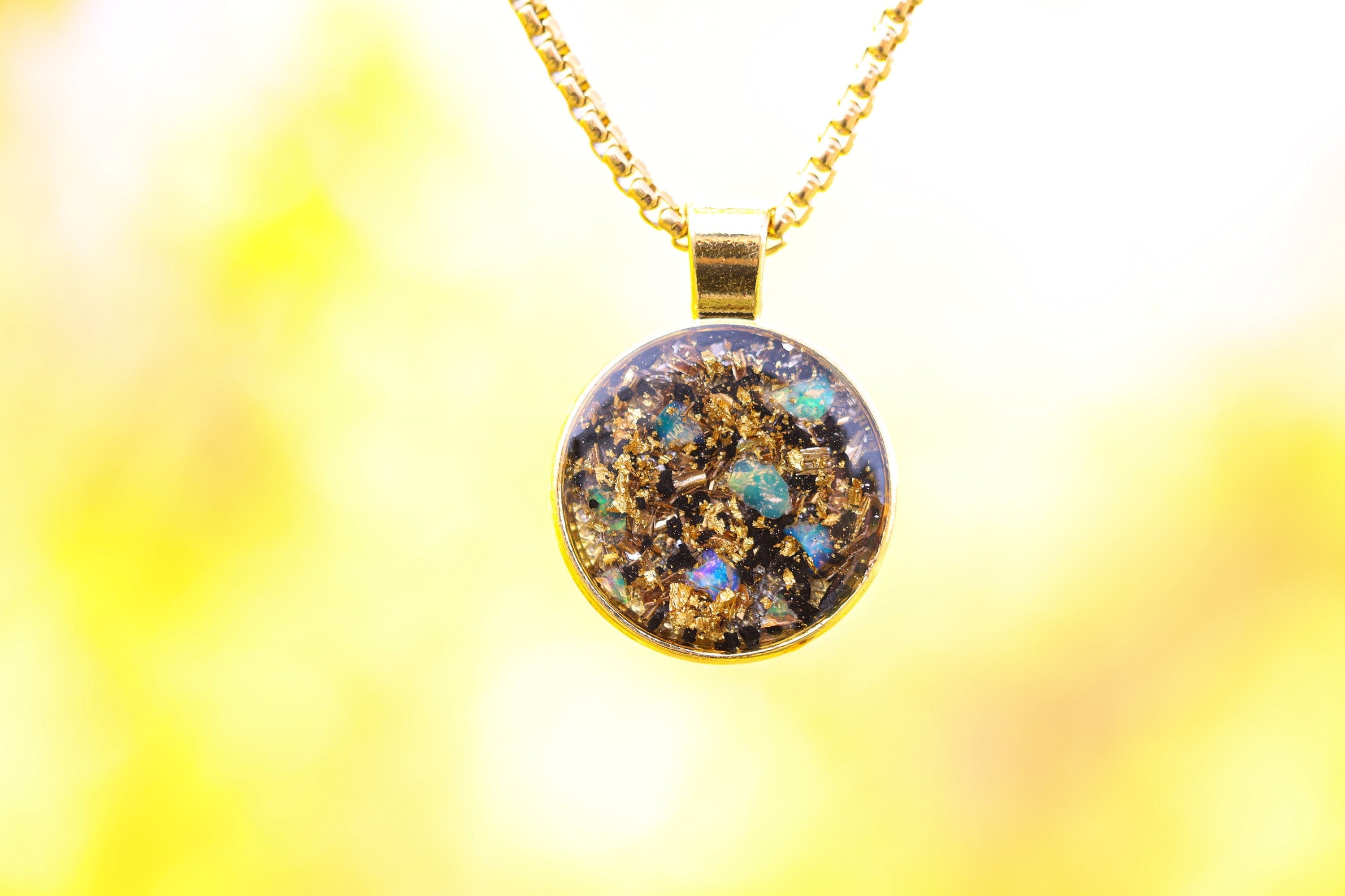 Opal Amulett Orgonit Anhänger mit Opal Gold Bismuth Bronze Bergkristall und Schungit Strahlenschutz und Aktivierung der Kreativität