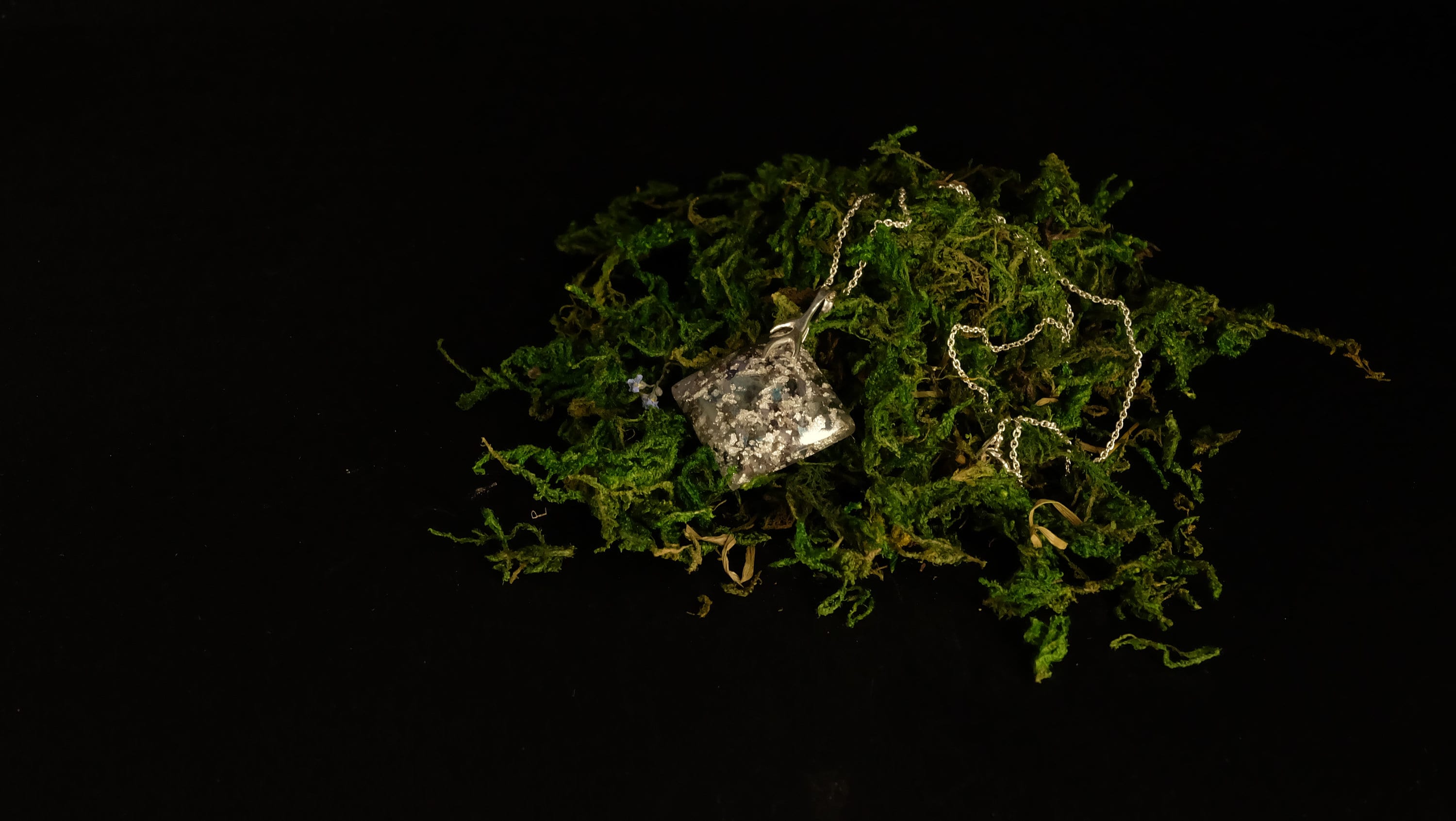 Yggdrasil Wurzel Amulett aus Blauem Topas Silber und Baryt