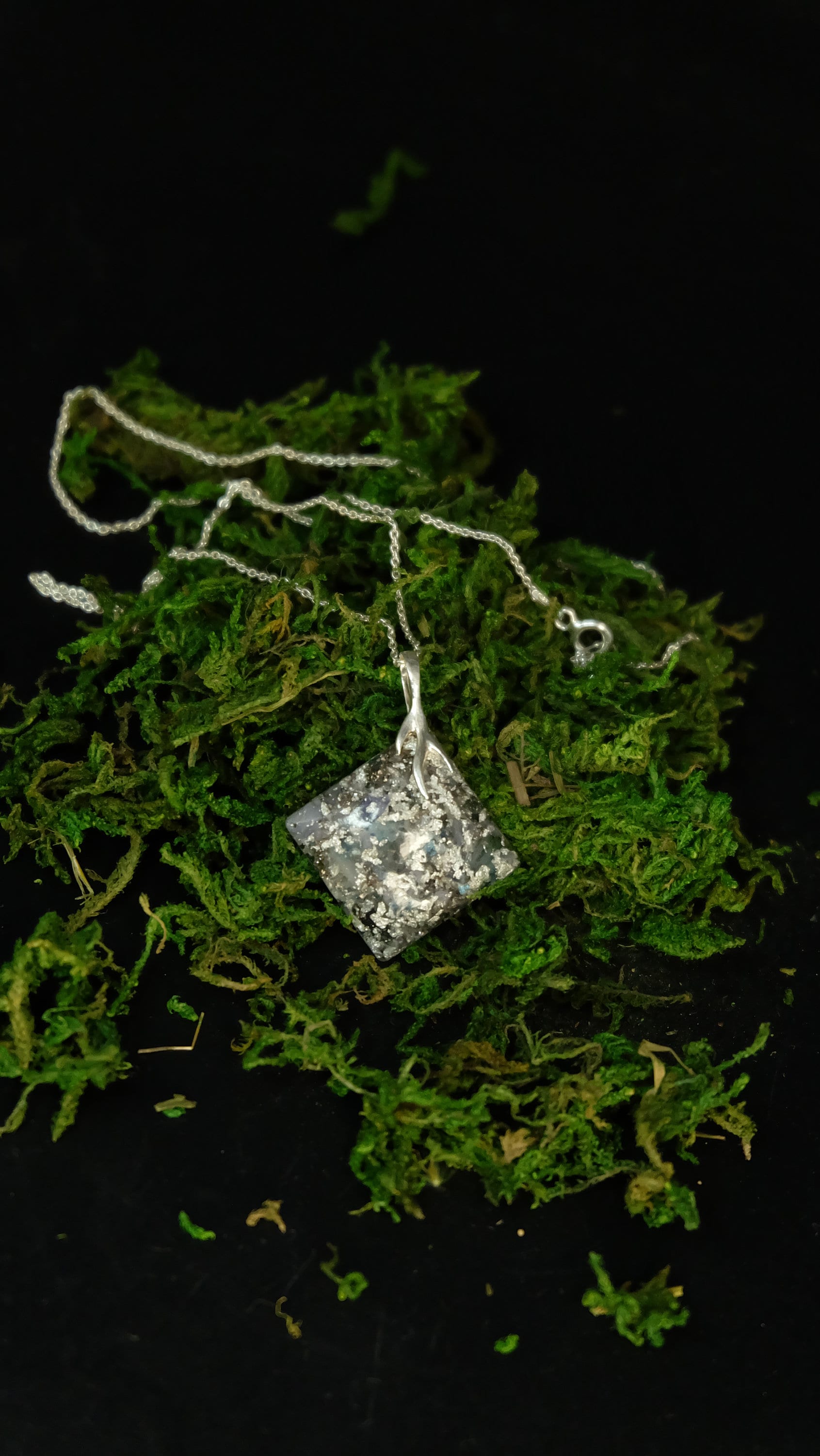Yggdrasil Wurzel Amulett aus Blauem Topas Silber und Baryt