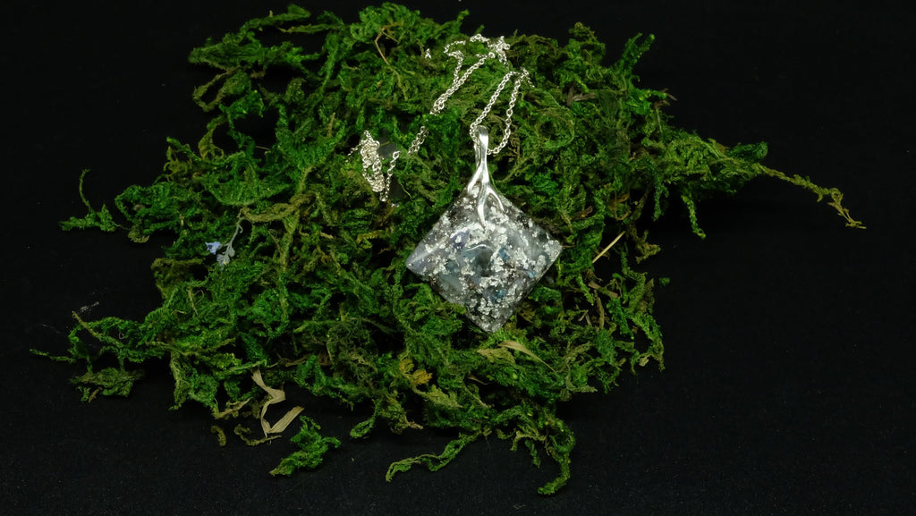 Yggdrasil Wurzel Amulett aus Blauem Topas Silber und Baryt