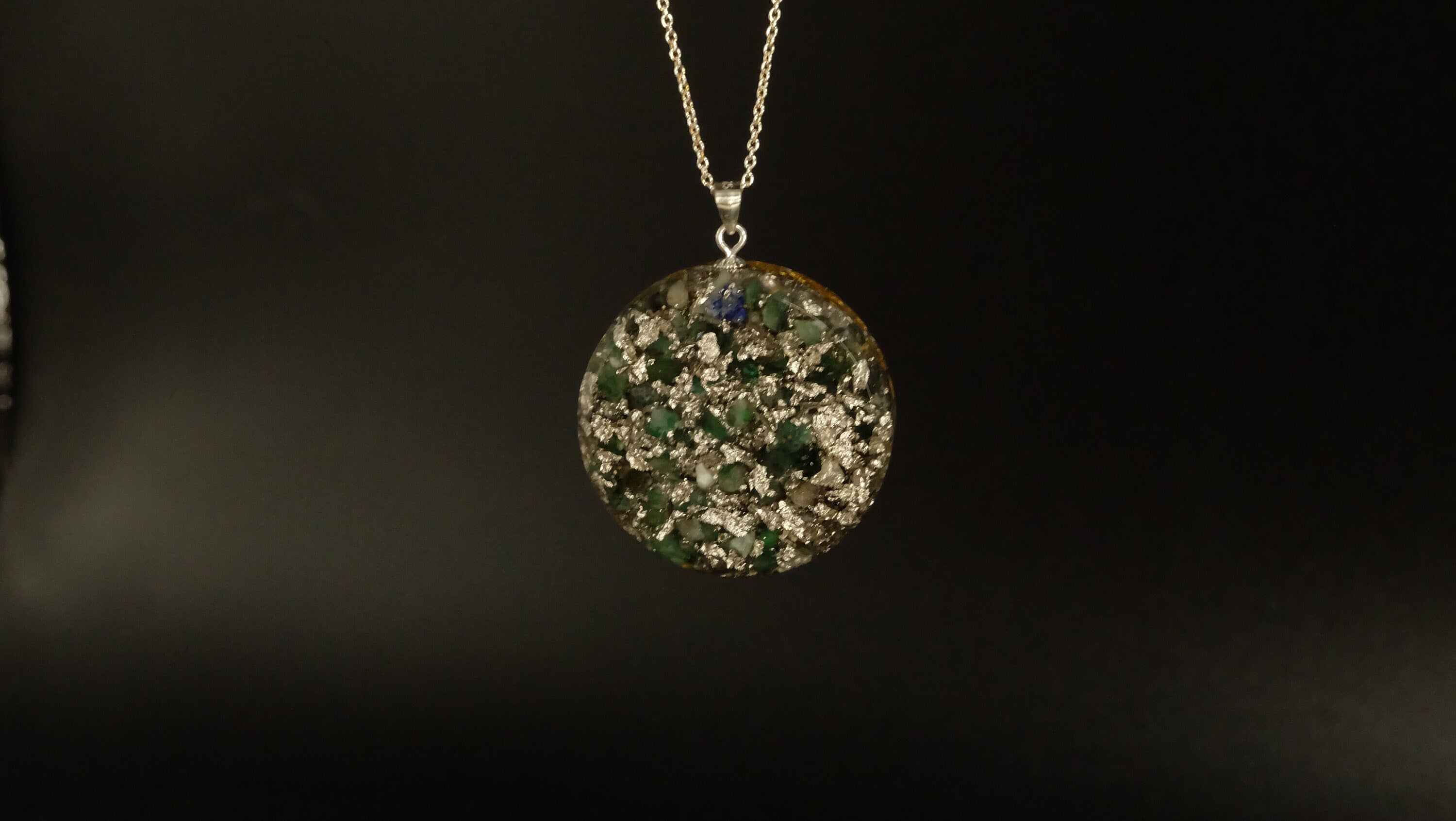 Edelmetall Orgonit Amulett aus Lapislazuli Smaragd oder Thulit mit Gold Platin und Silber
