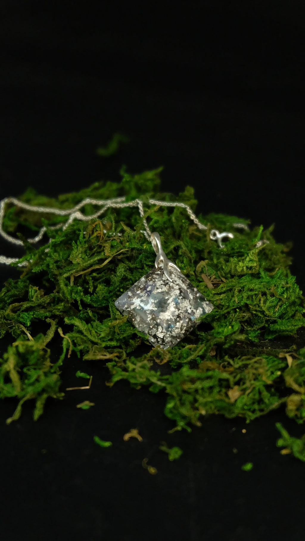 Yggdrasil Wurzel Amulett aus Blauem Topas Silber und Baryt