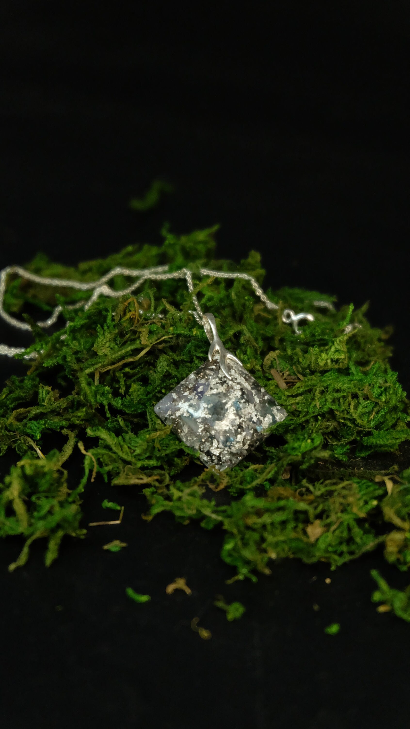 Yggdrasil Wurzel Amulett aus Blauem Topas Silber und Baryt