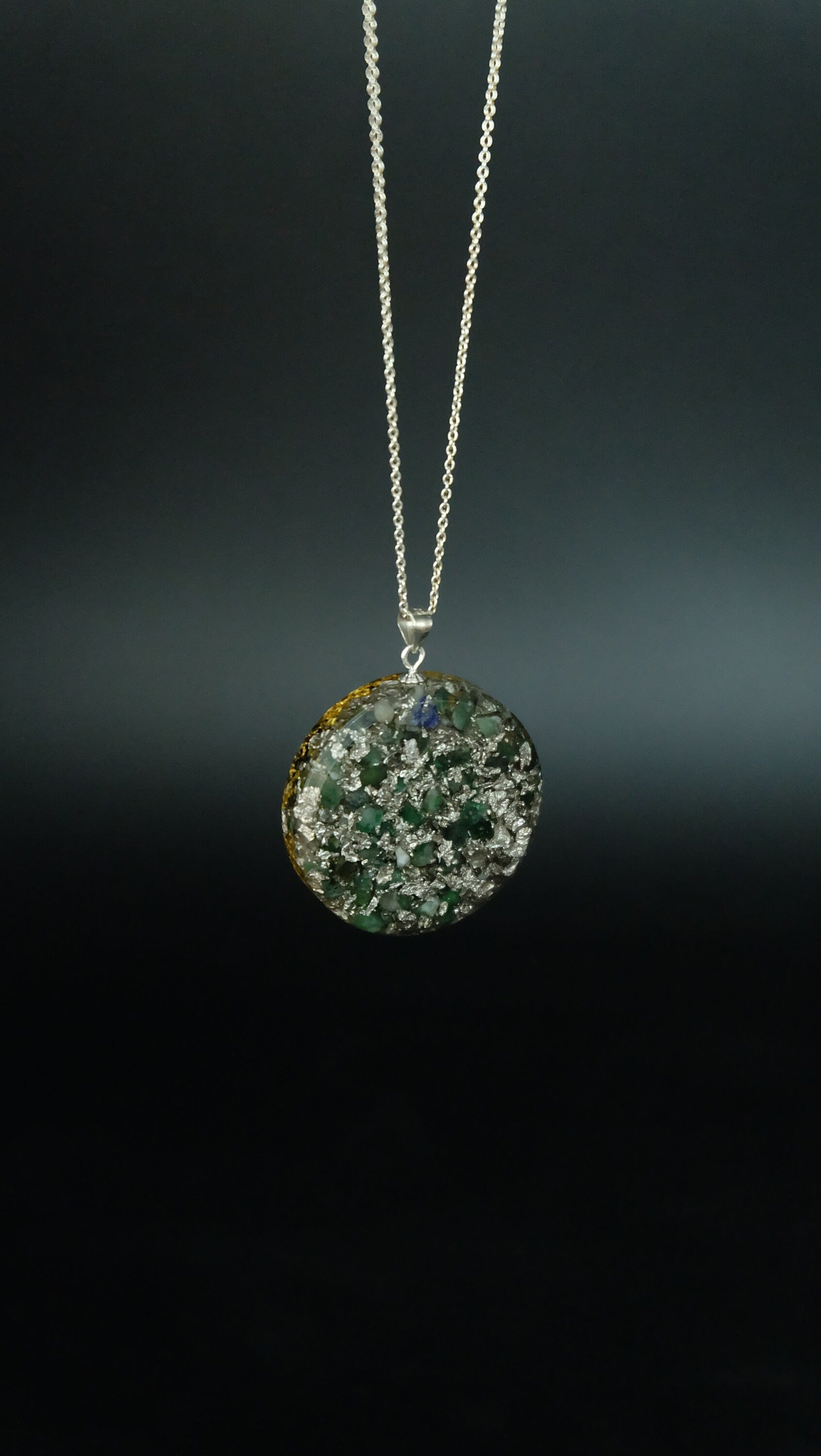 Edelmetall Orgonit Amulett aus Lapislazuli Smaragd oder Thulit mit Gold Platin und Silber