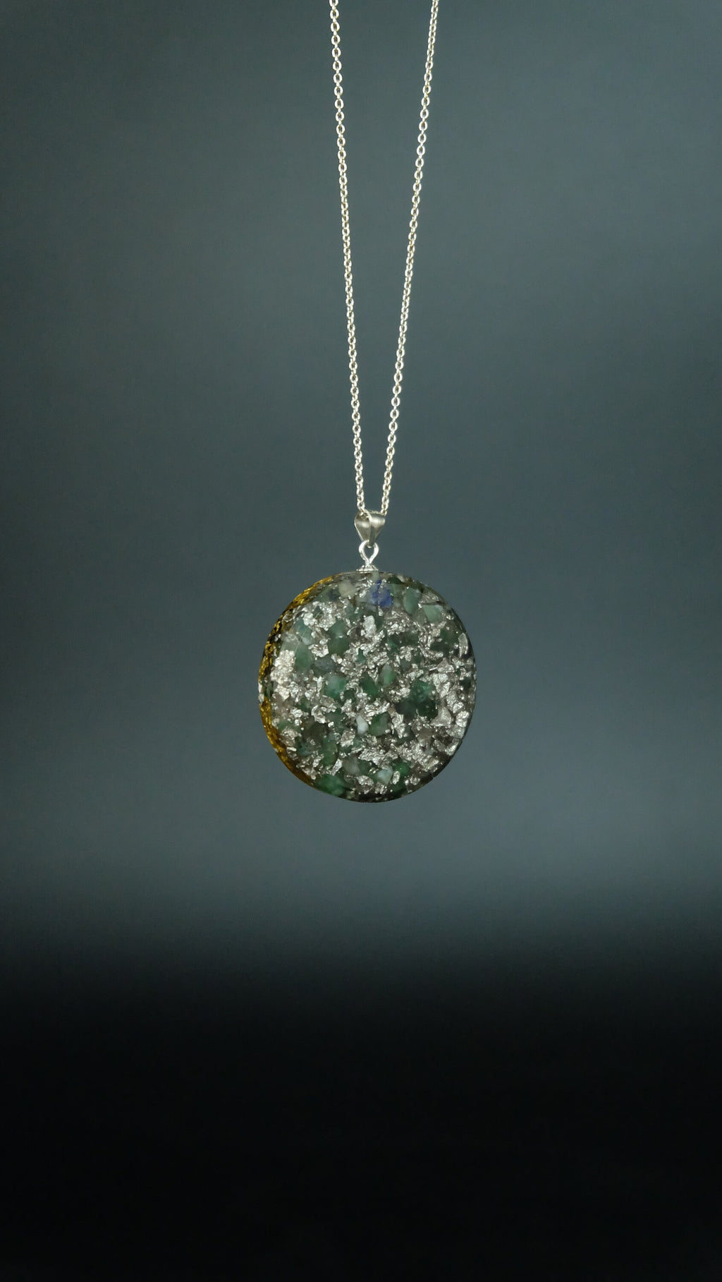Edelmetall Orgonit Amulett aus Lapislazuli Smaragd oder Thulit mit Gold Platin und Silber