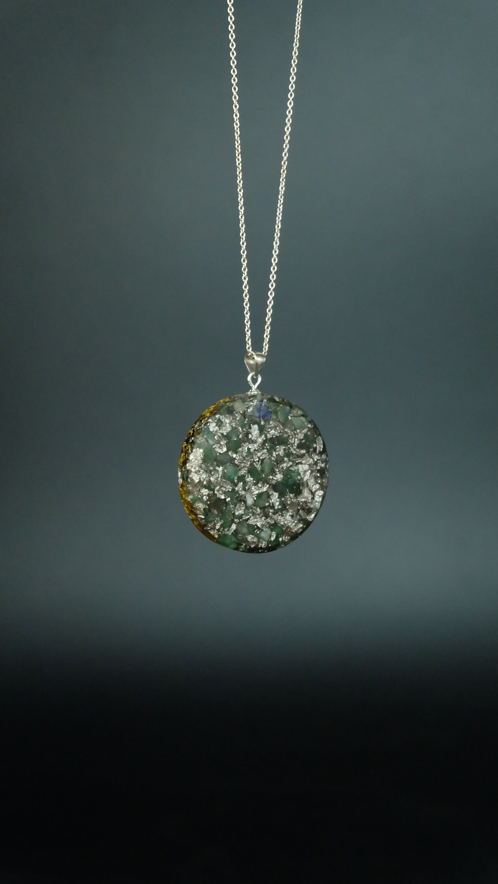 Edelmetall Orgonit Amulett aus Lapislazuli Smaragd oder Thulit mit Gold Platin und Silber