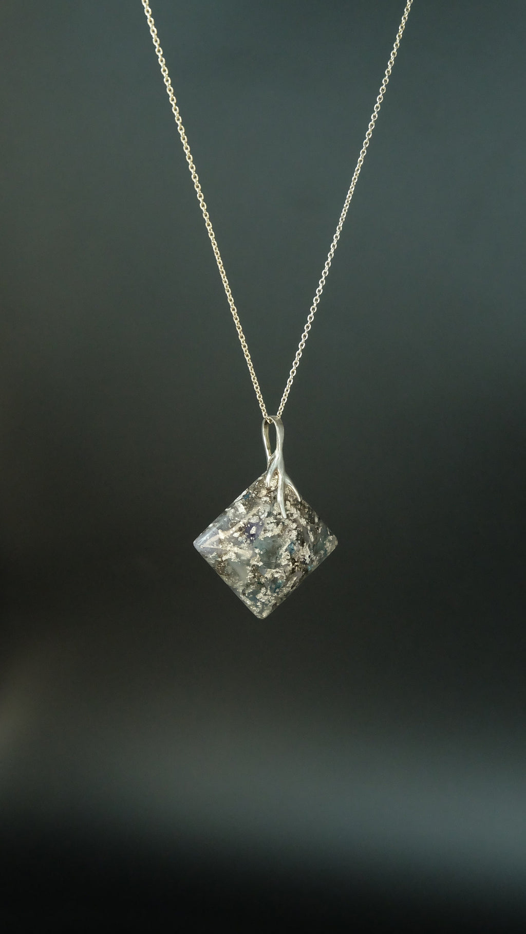 Yggdrasil Wurzel Amulett aus Blauem Topas Silber und Baryt