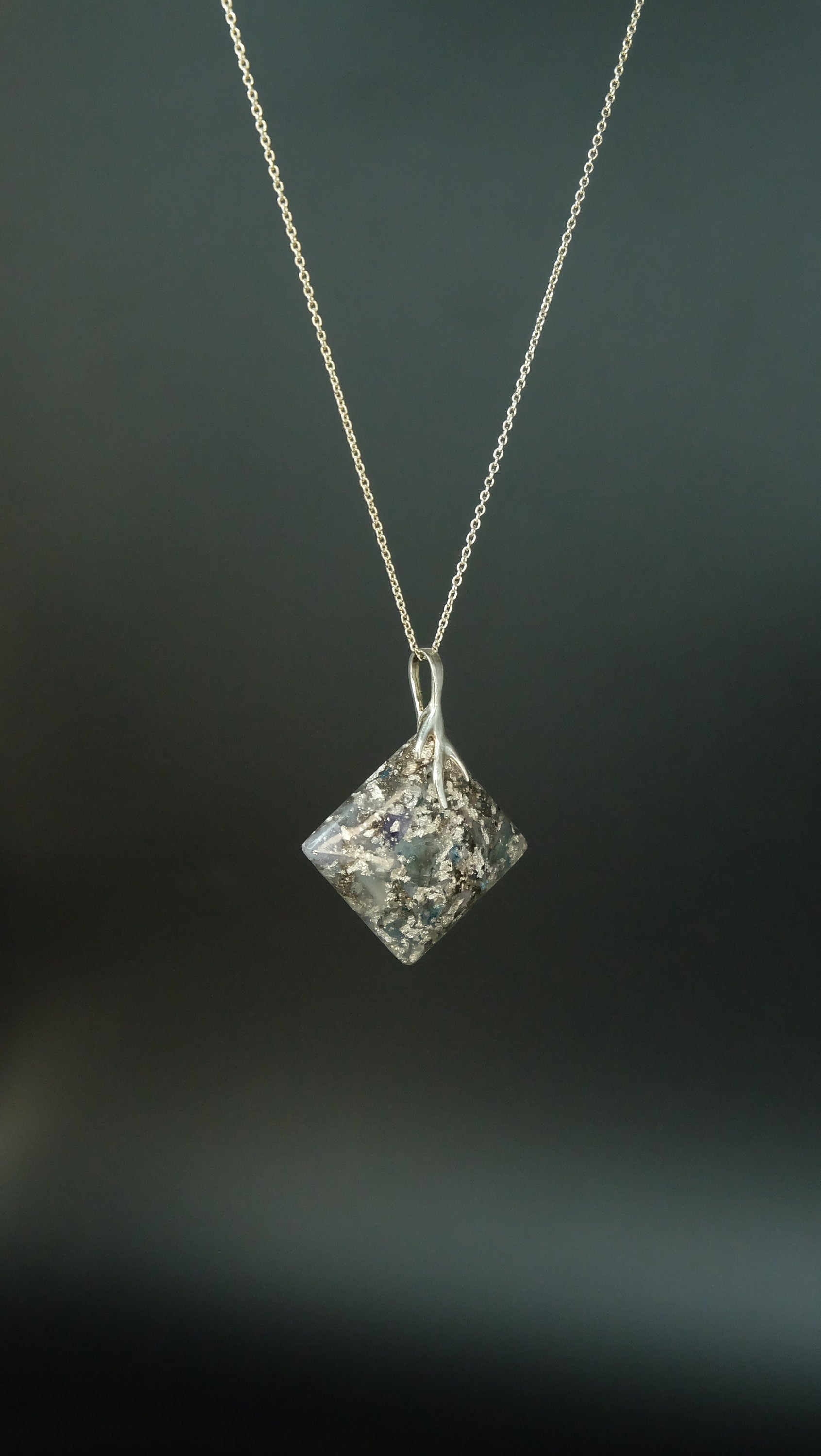 Yggdrasil Wurzel Amulett aus Blauem Topas Silber und Baryt
