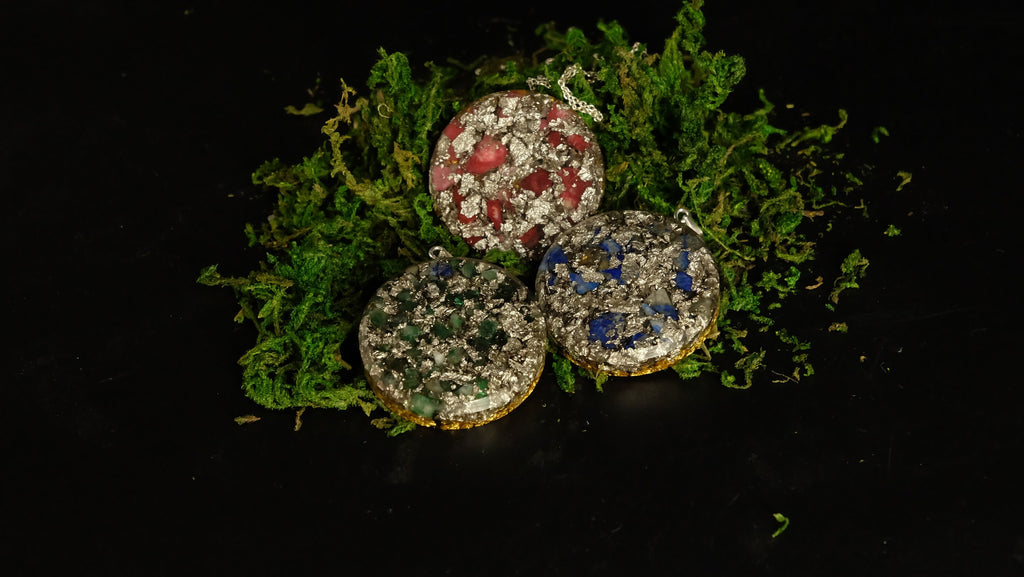 Edelmetall Orgonit Amulett aus Lapislazuli Smaragd oder Thulit mit Gold Platin und Silber