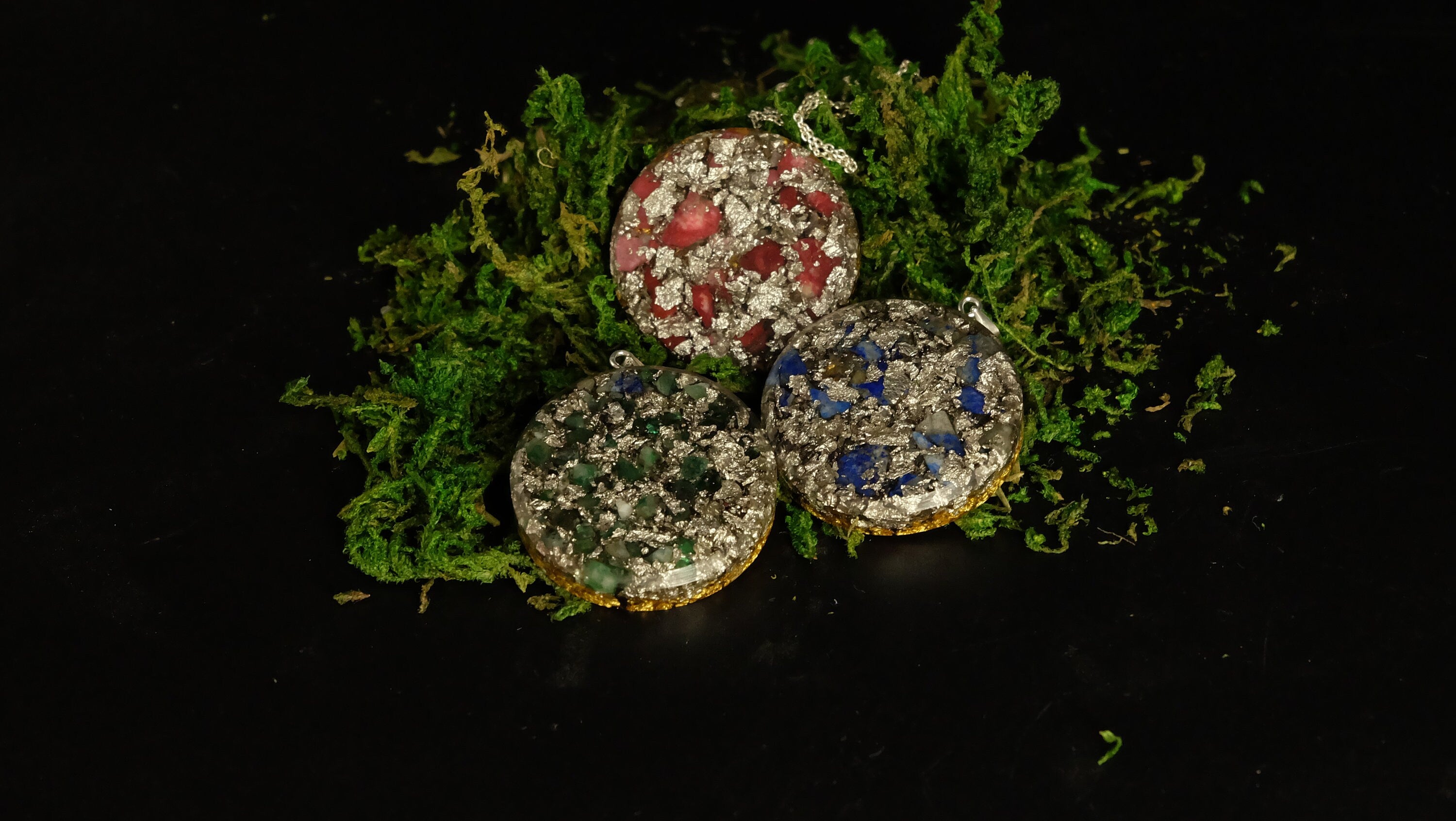 Edelmetall Orgonit Amulett aus Lapislazuli Smaragd oder Thulit mit Gold Platin und Silber