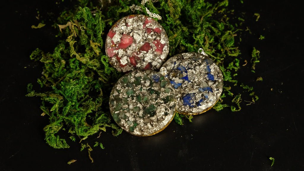 Edelmetall Orgonit Amulett aus Lapislazuli Smaragd oder Thulit mit Gold Platin und Silber