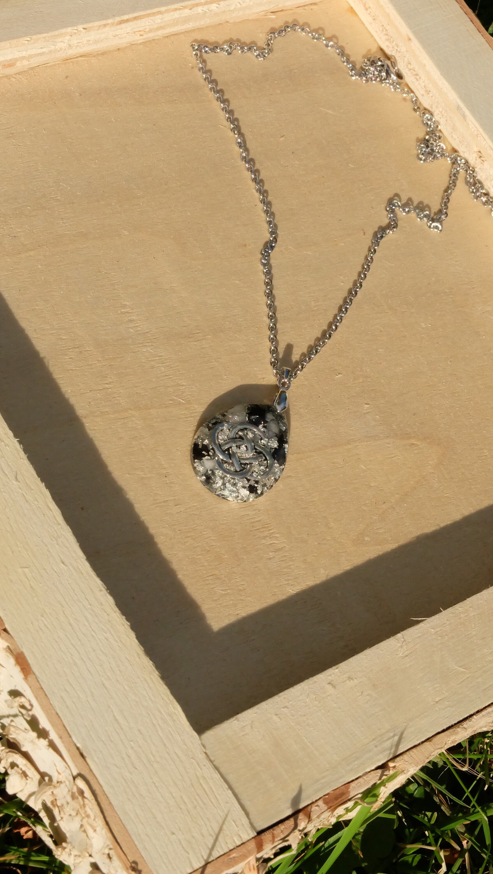 Keltischer Knoten Kettenanhänger aus Silber und Edelsteinen für Damen zum Schutz vor negativen Einfüssen und Glück im Alltag