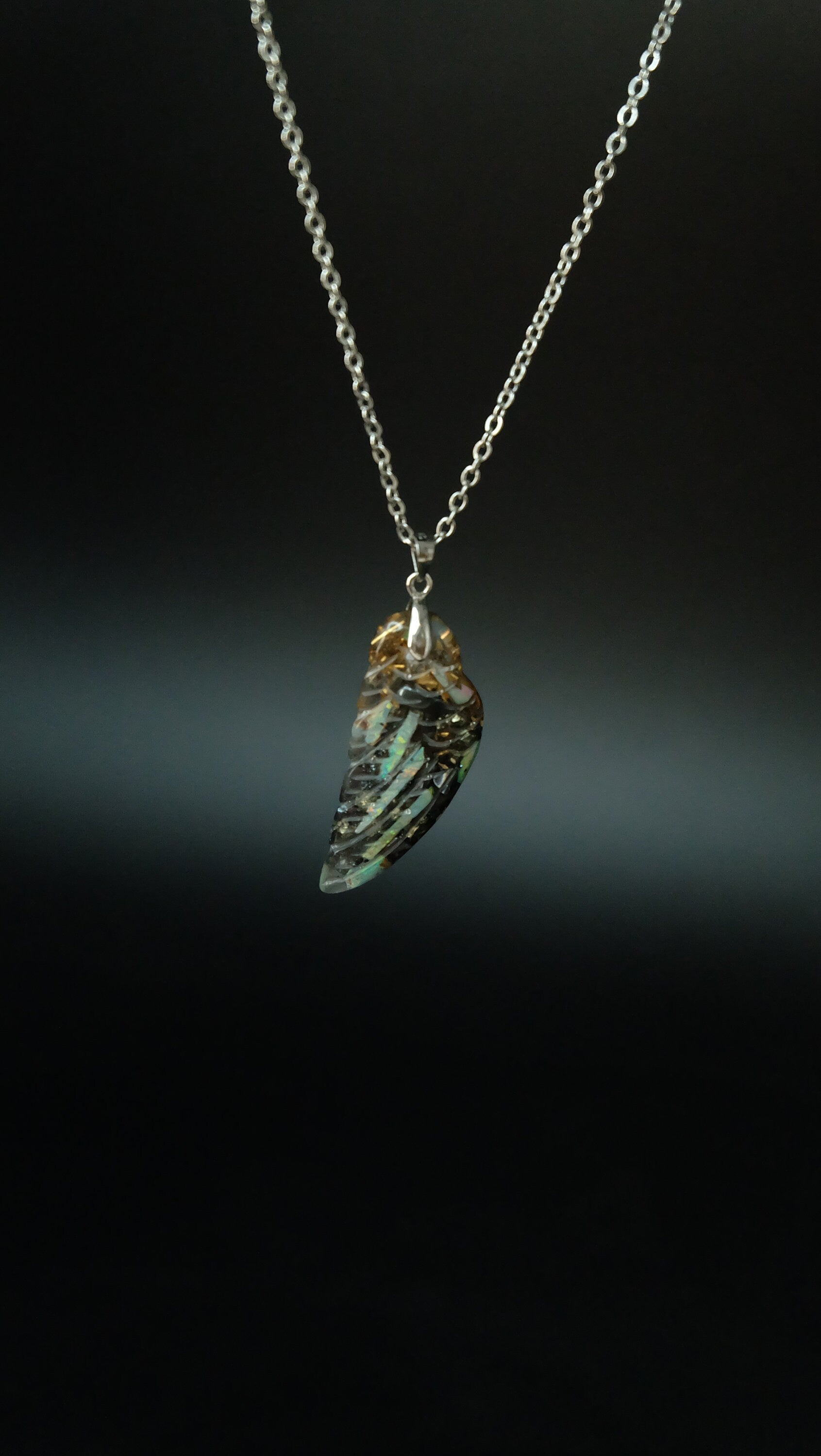 Engelsflügel Orgonit Amulett von Hand gefertigt aus Opal und hochwertigen Metallen