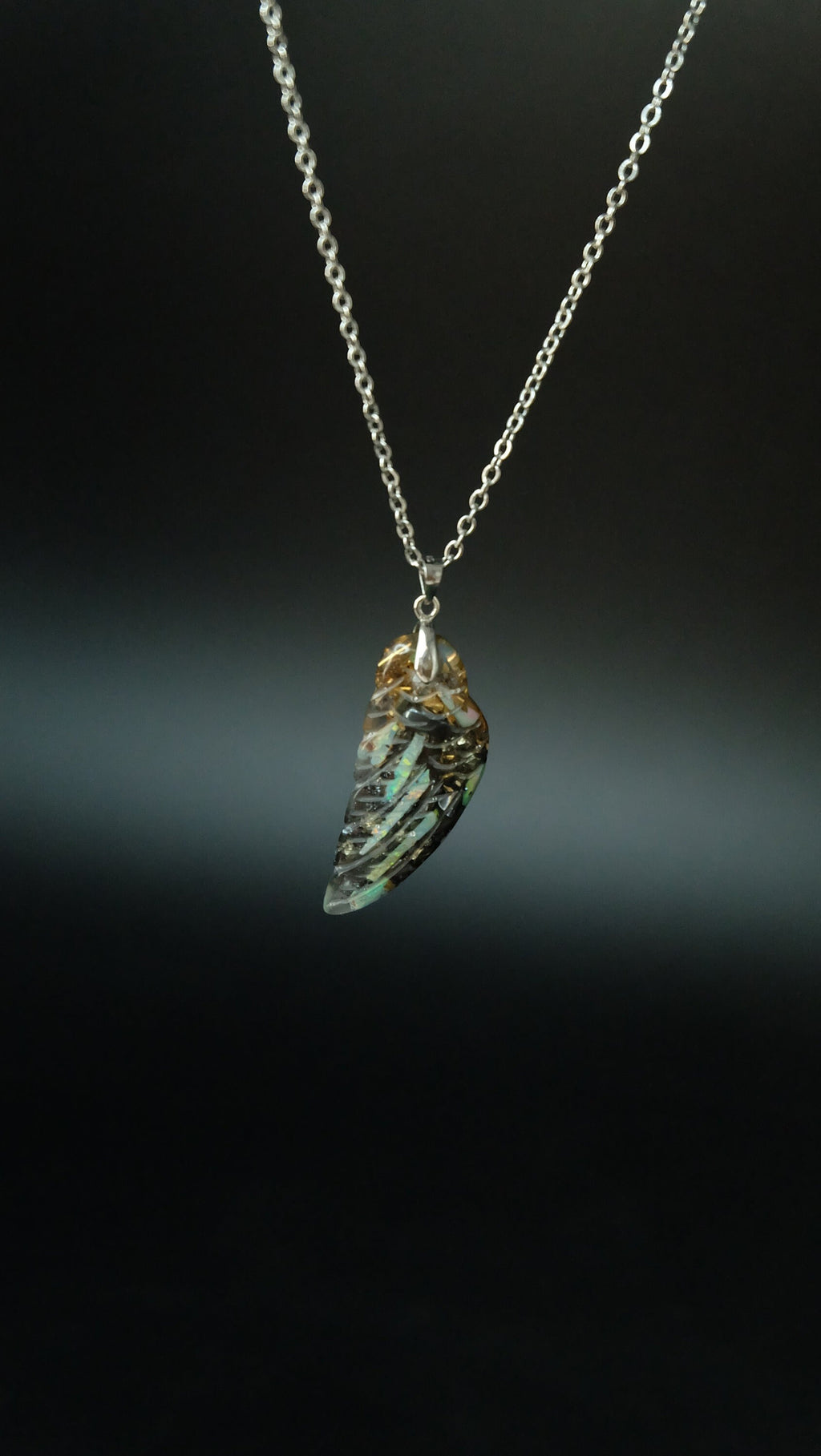 Engelsflügel Orgonit Amulett von Hand gefertigt aus Opal und hochwertigen Metallen