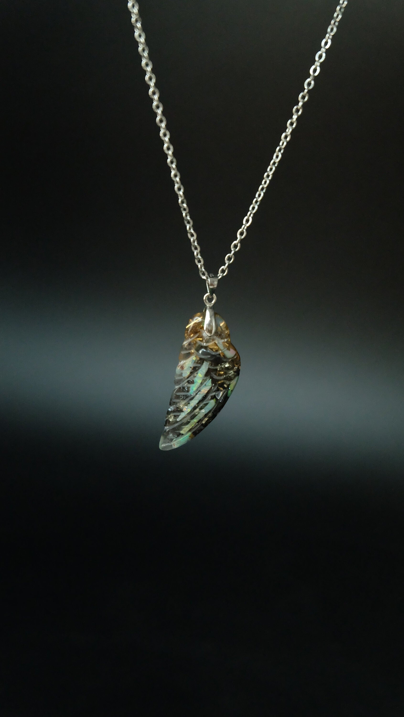 Engelsflügel Orgonit Amulett von Hand gefertigt aus Opal und hochwertigen Metallen