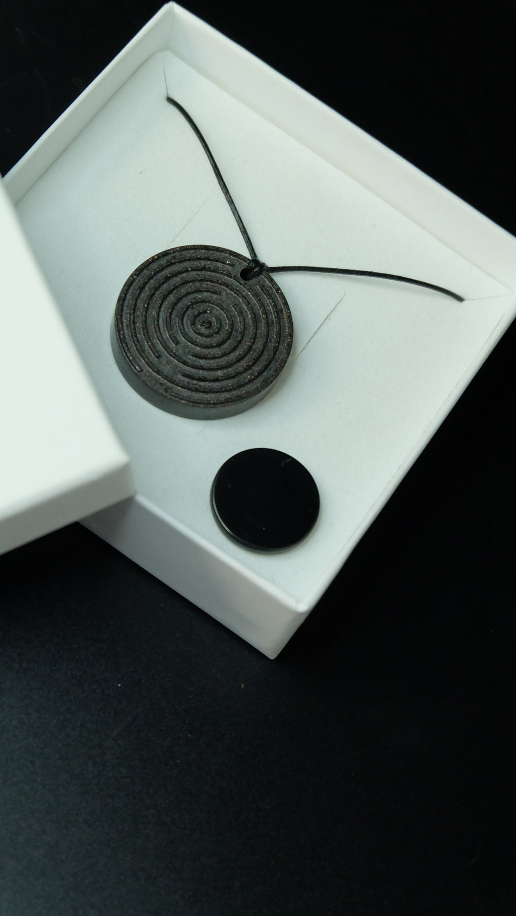 EMF Schutz-Set aus einem Brain 5G Amulett und einem Schungit Strahlenschutz Chip nach Auswahl von Sonnenkraft7®