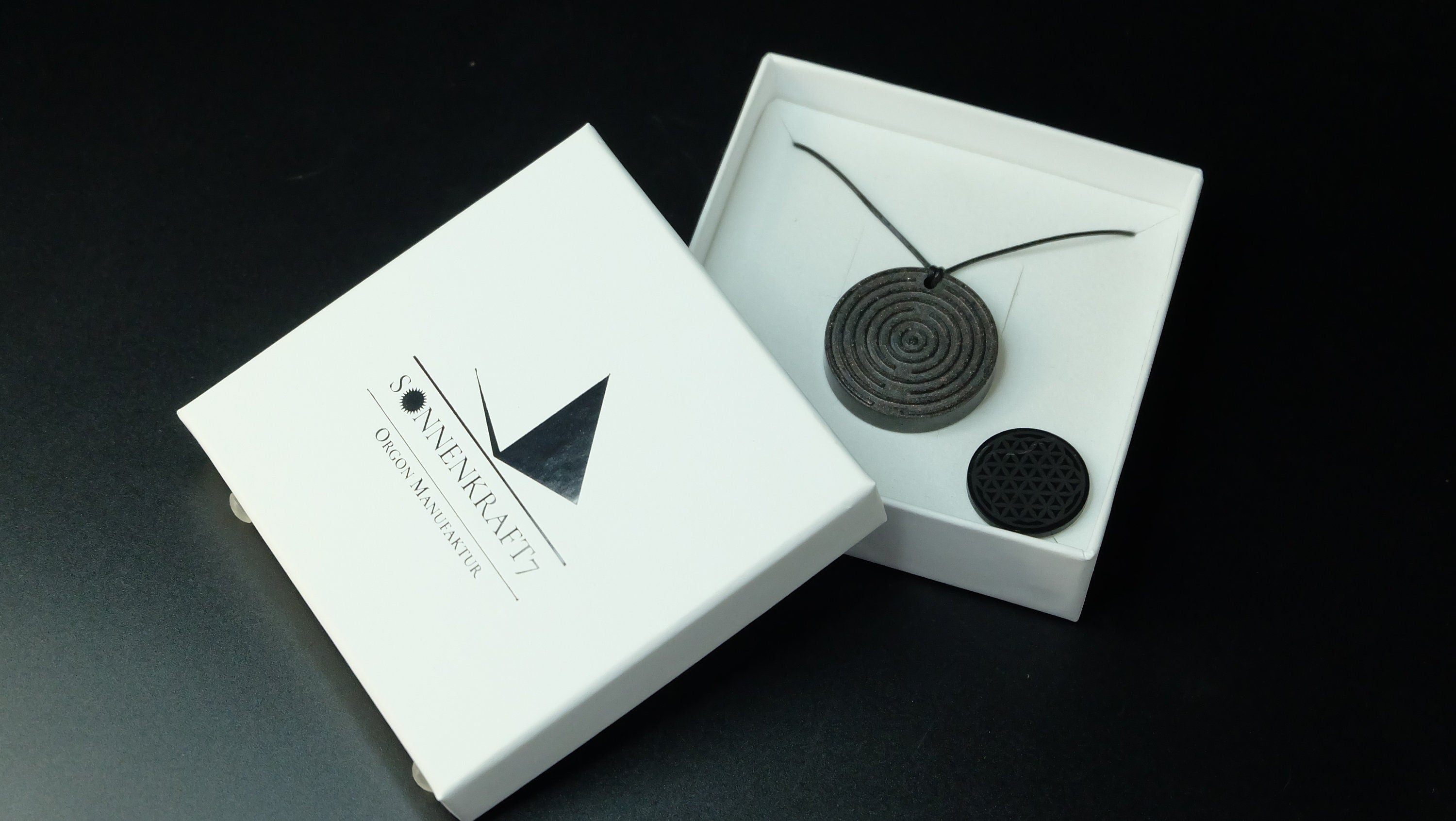 EMF Schutz-Set aus einem Brain 5G Amulett und einem Schungit Strahlenschutz Chip nach Auswahl von Sonnenkraft7®