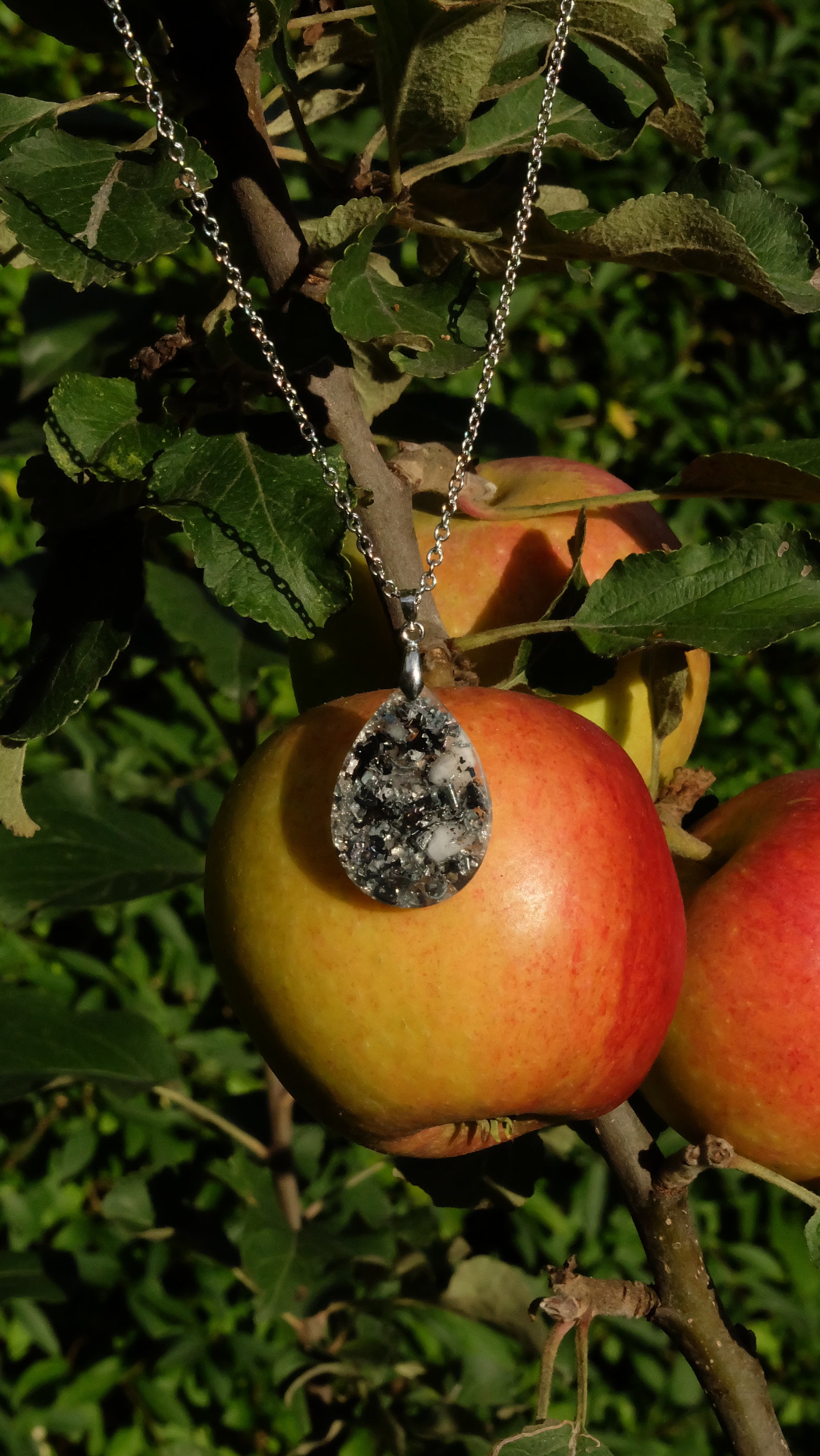 Keltischer Knoten Kettenanhänger aus Silber und Edelsteinen für Damen zum Schutz vor negativen Einfüssen und Glück im Alltag