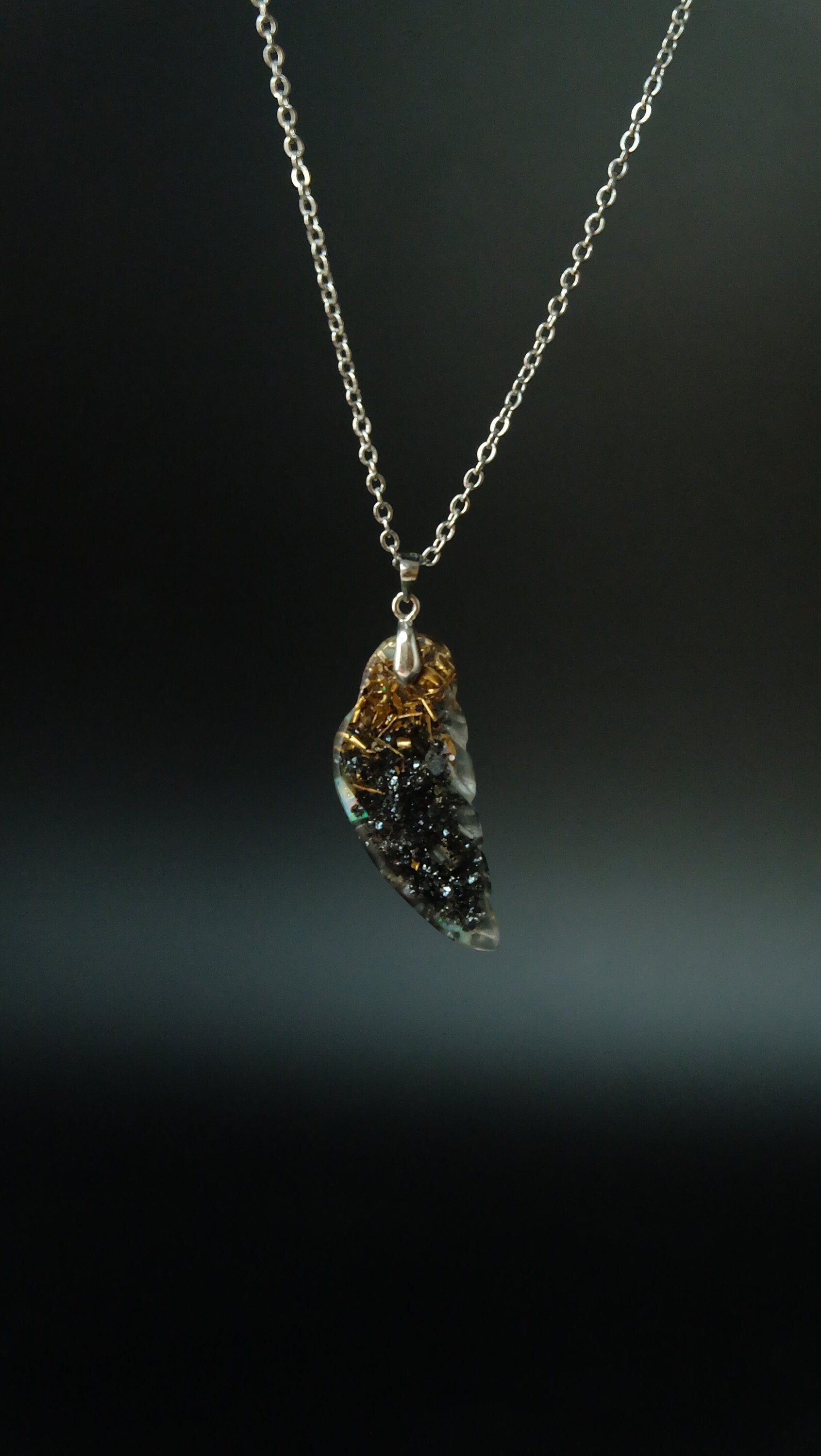 Engelsflügel Orgonit Amulett von Hand gefertigt aus Opal und hochwertigen Metallen