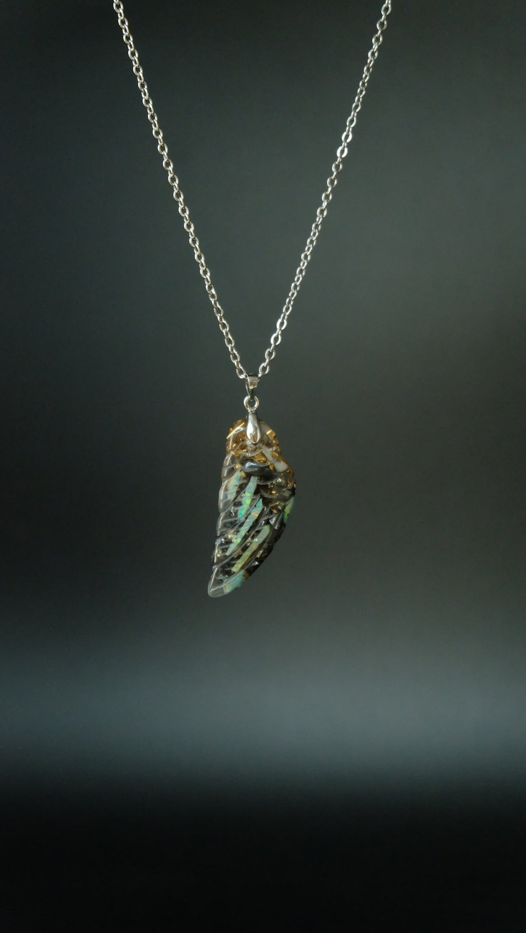Engelsflügel Orgonit Amulett von Hand gefertigt aus Opal und hochwertigen Metallen