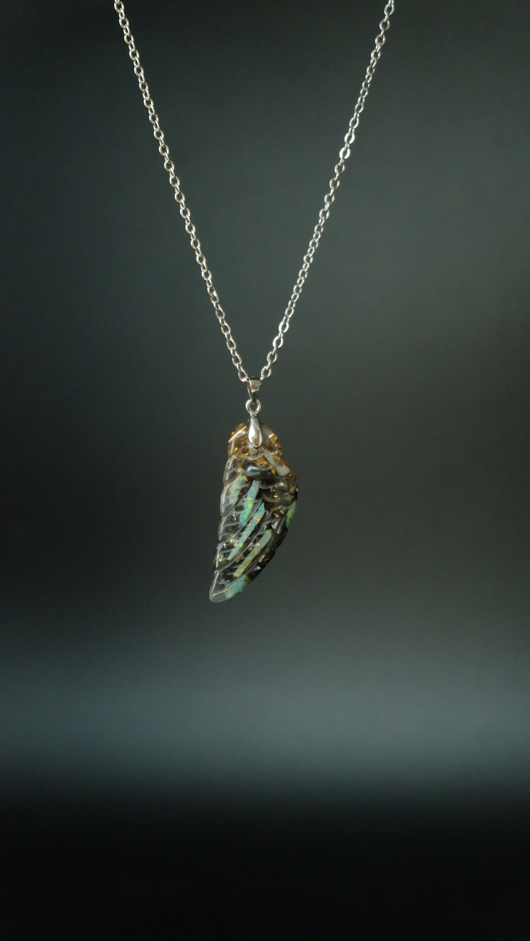 Engelsflügel Orgonit Amulett von Hand gefertigt aus Opal und hochwertigen Metallen
