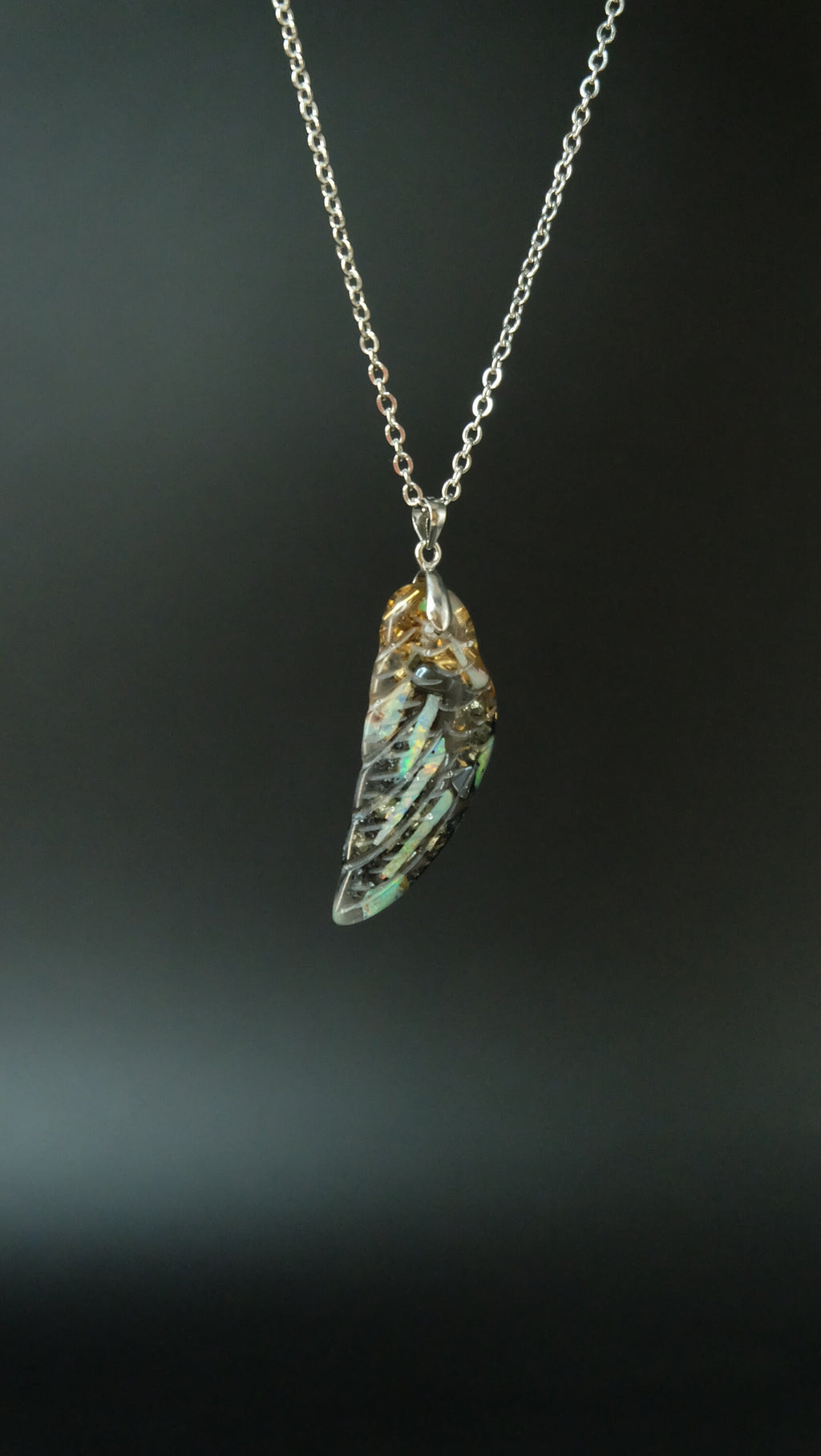 Engelsflügel Orgonit Amulett von Hand gefertigt aus Opal und hochwertigen Metallen