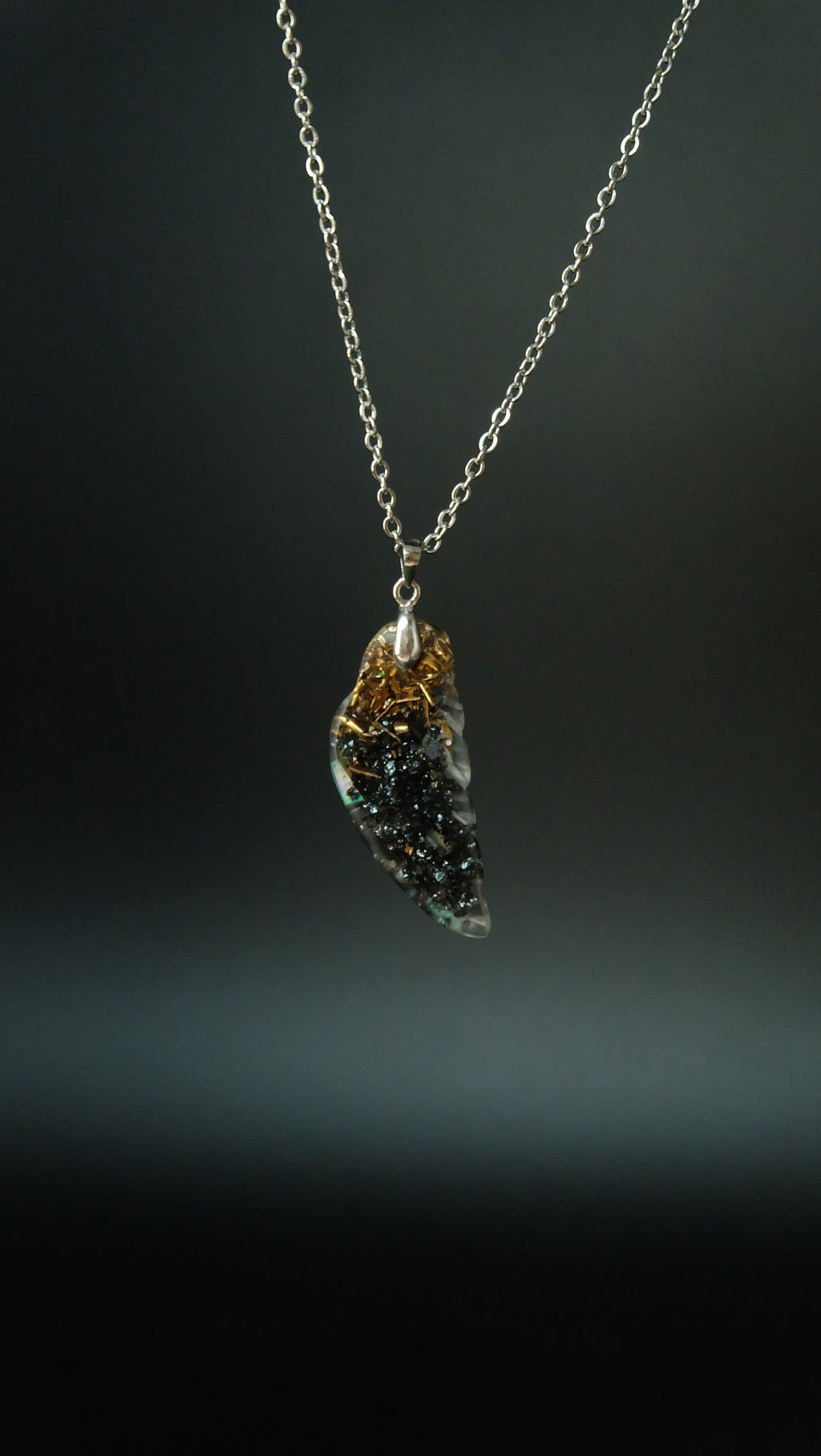 Engelsflügel Orgonit Amulett von Hand gefertigt aus Opal und hochwertigen Metallen