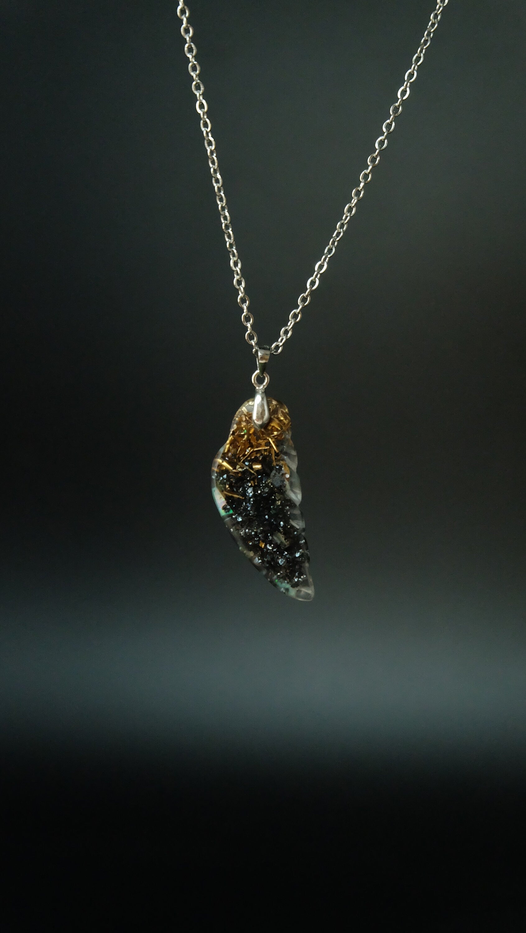 Engelsflügel Orgonit Amulett von Hand gefertigt aus Opal und hochwertigen Metallen