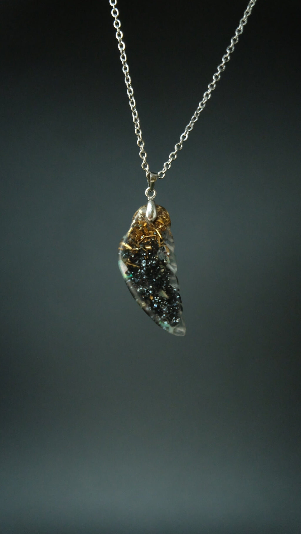 Engelsflügel Orgonit Amulett von Hand gefertigt aus Opal und hochwertigen Metallen