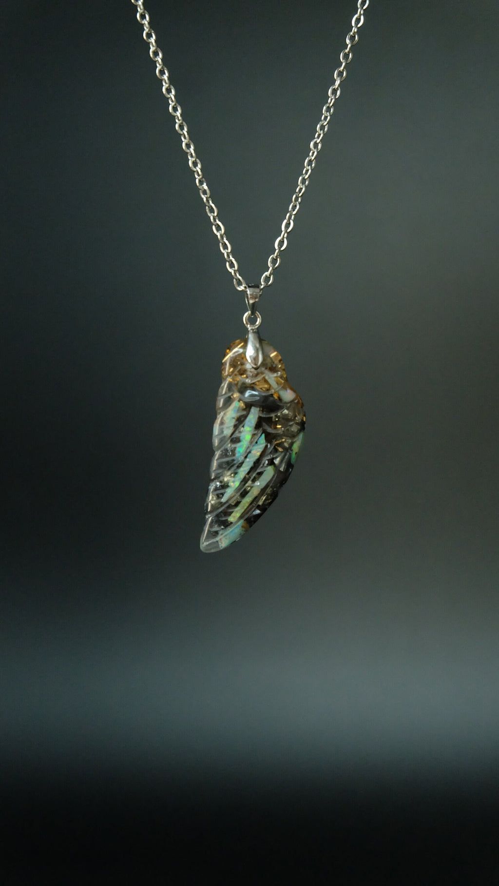 Engelsflügel Orgonit Amulett von Hand gefertigt aus Opal und hochwertigen Metallen