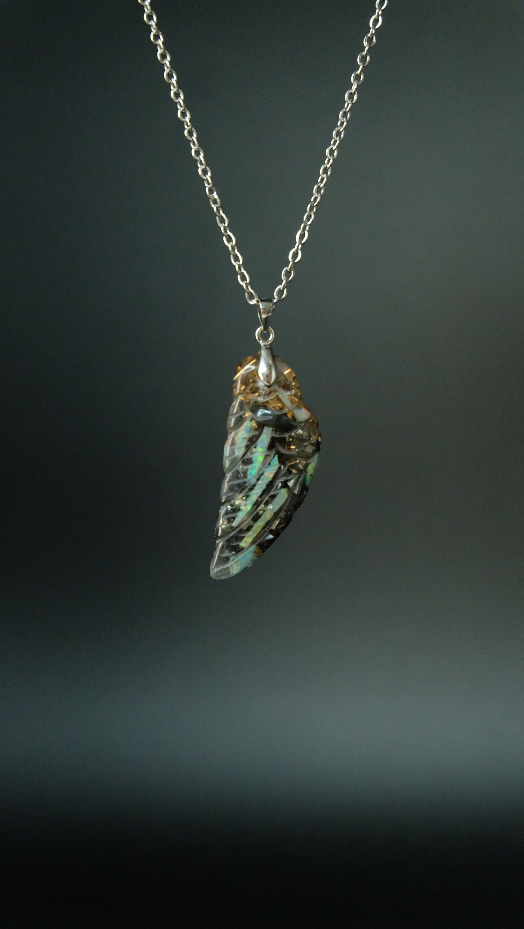 Engelsflügel Orgonit Amulett von Hand gefertigt aus Opal und hochwertigen Metallen