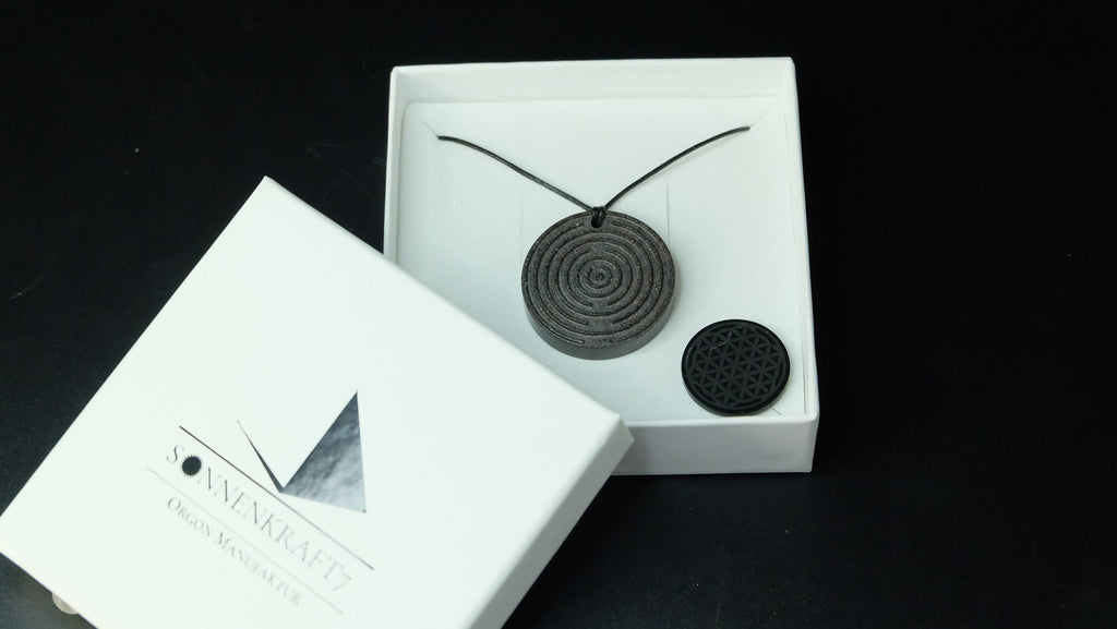 EMF Schutz-Set aus einem Brain 5G Amulett und einem Schungit Strahlenschutz Chip nach Auswahl von Sonnenkraft7®