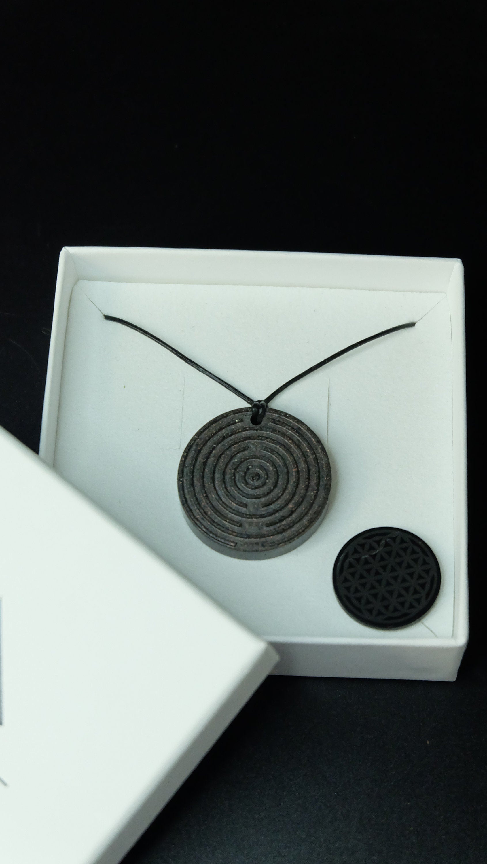 EMF Schutz-Set aus einem Brain 5G Amulett und einem Schungit Strahlenschutz Chip nach Auswahl von Sonnenkraft7®