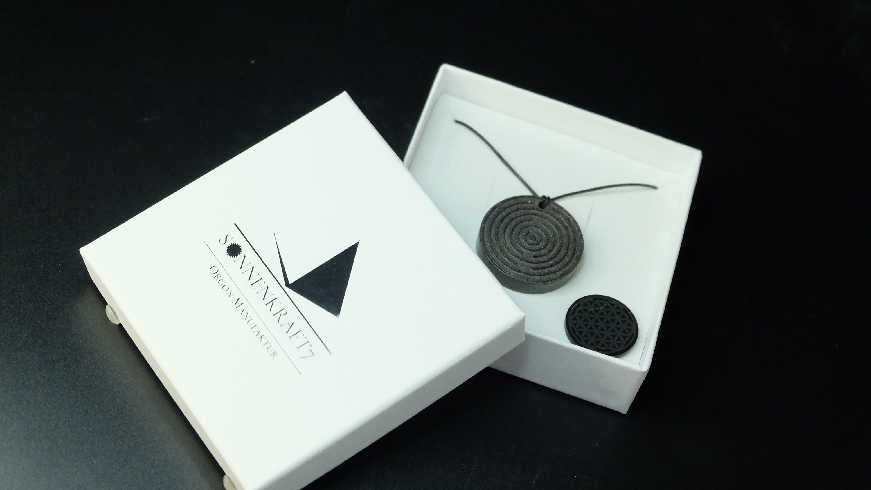EMF Schutz-Set aus einem Brain 5G Amulett und einem Schungit Strahlenschutz Chip nach Auswahl von Sonnenkraft7®