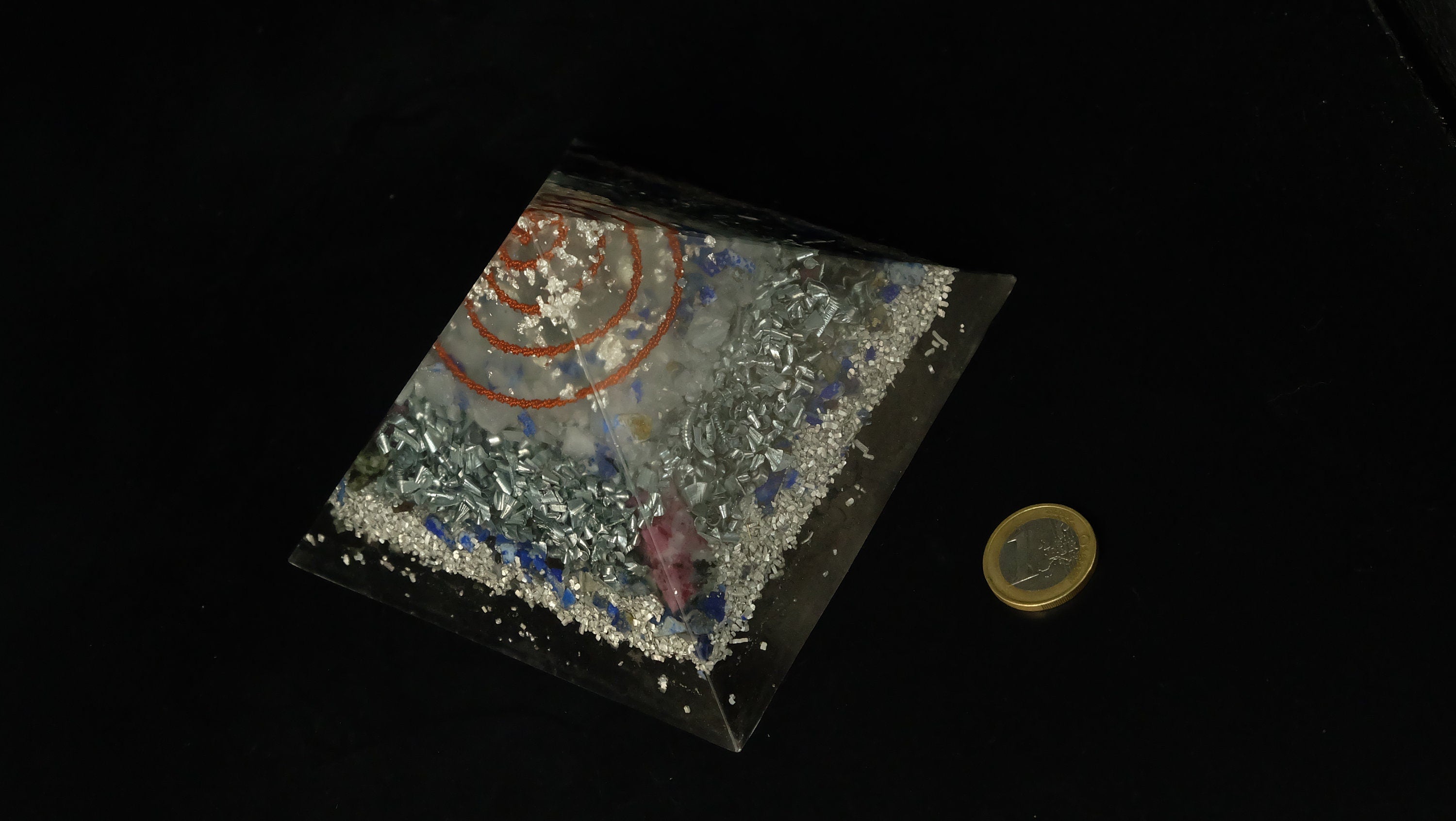 Orgonit Pyramide aus hochwertigen Edelsteinen und Metallen mit Lapislazuli und blauem Calcit und mehr von Sonnenkraft7®