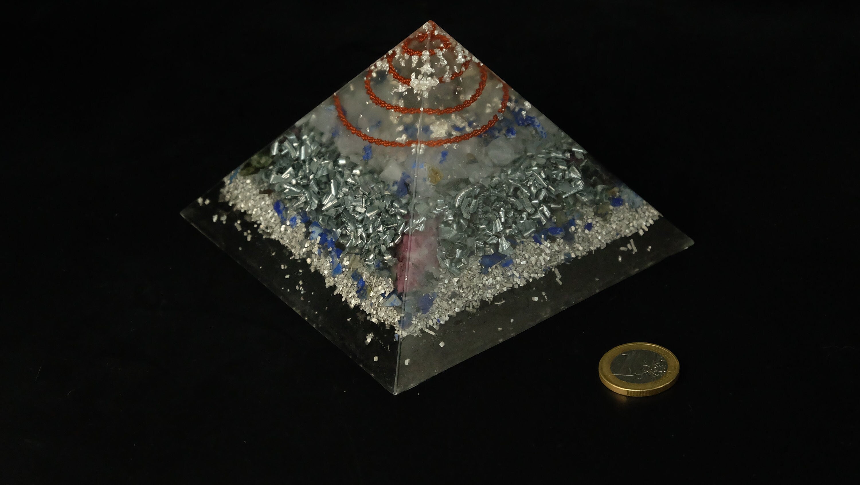 Orgonit Pyramide aus hochwertigen Edelsteinen und Metallen mit Lapislazuli und blauem Calcit und mehr von Sonnenkraft7®
