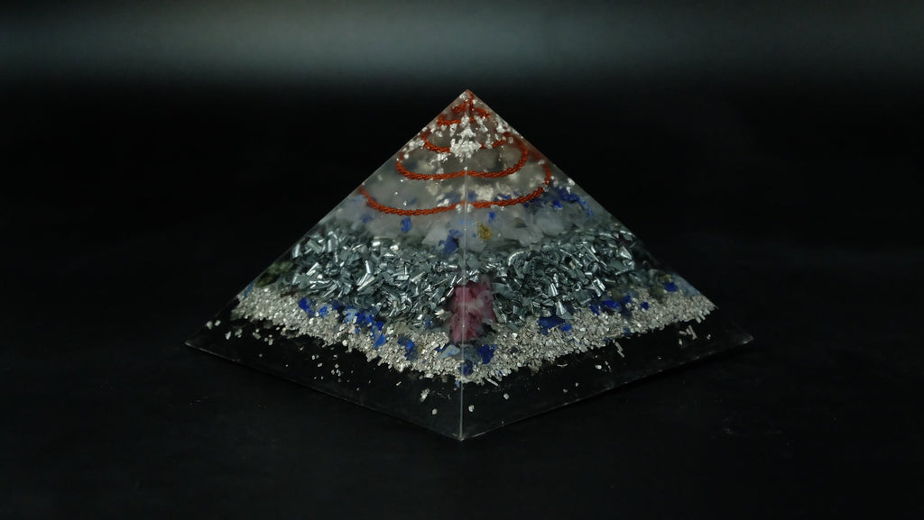 Orgonit Pyramide aus hochwertigen Edelsteinen und Metallen mit Lapislazuli und blauem Calcit und mehr von Sonnenkraft7®