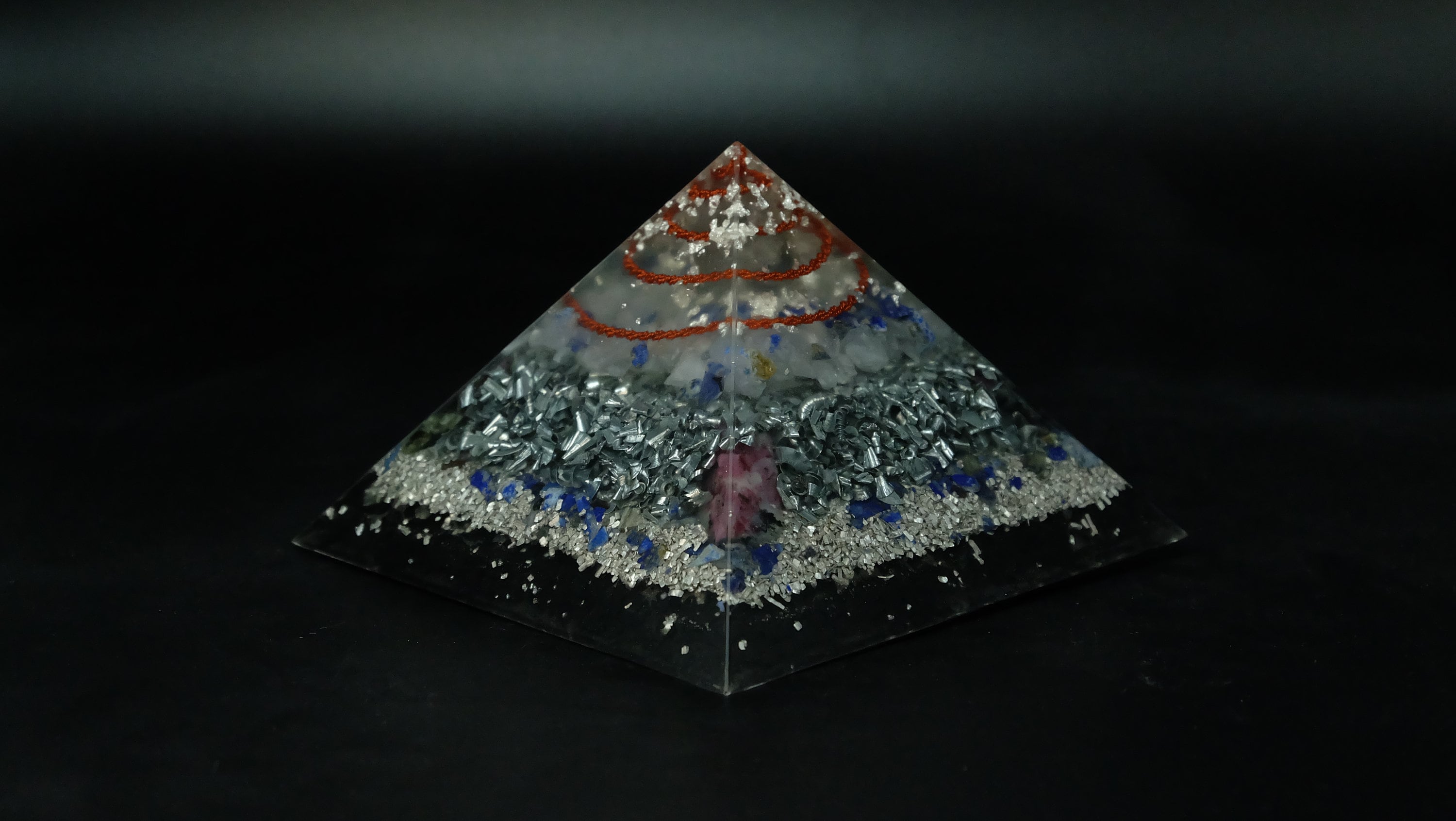 Orgonit Pyramide aus hochwertigen Edelsteinen und Metallen mit Lapislazuli und blauem Calcit und mehr von Sonnenkraft7®