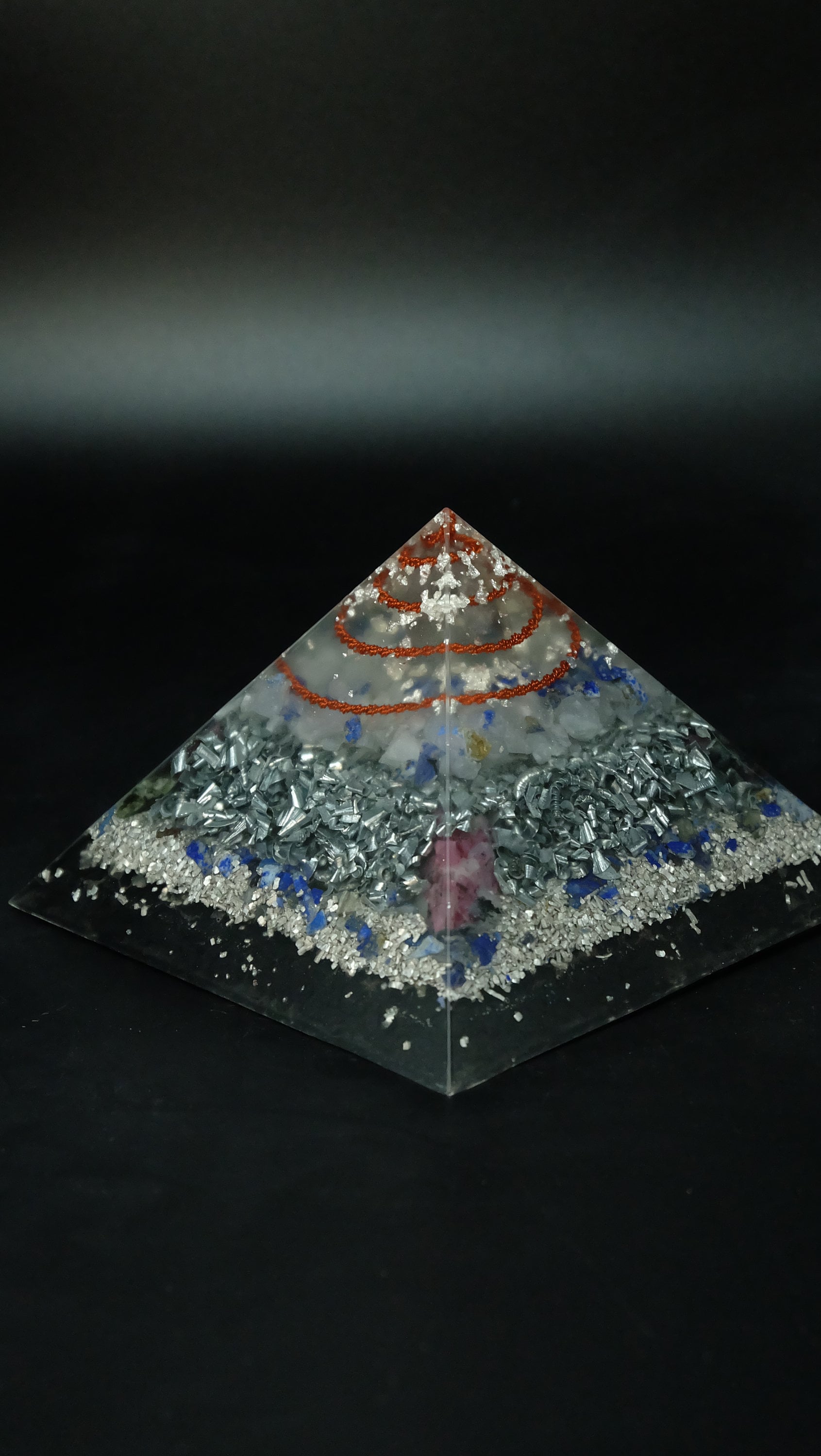 Orgonit Pyramide aus hochwertigen Edelsteinen und Metallen mit Lapislazuli und blauem Calcit und mehr von Sonnenkraft7®