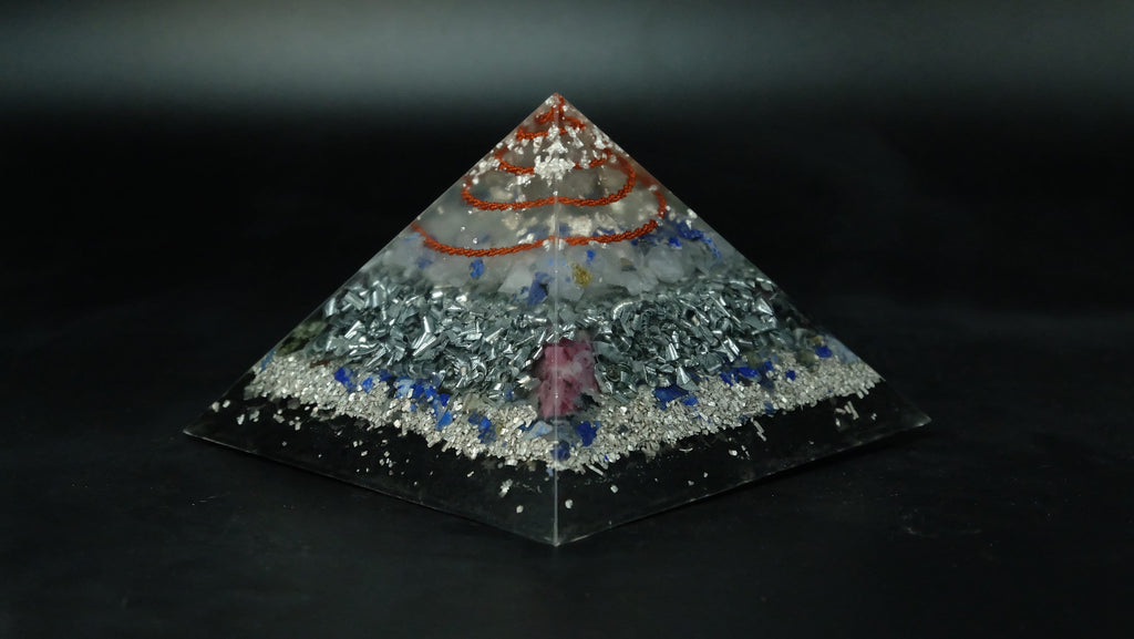 Orgonit Pyramide aus hochwertigen Edelsteinen und Metallen mit Lapislazuli und blauem Calcit und mehr von Sonnenkraft7®