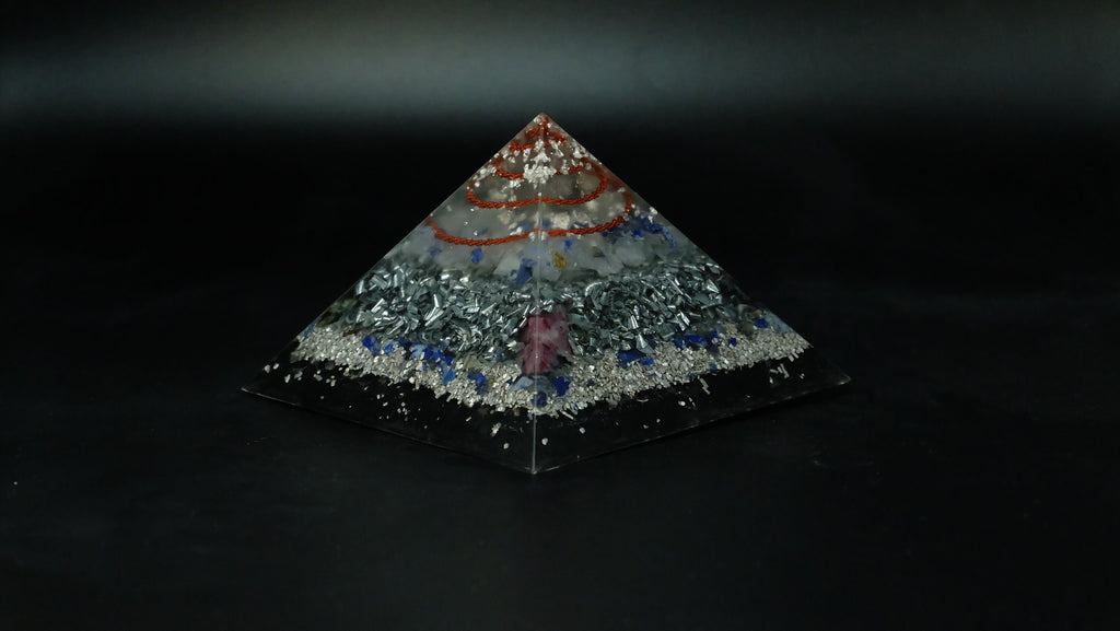 Orgonit Pyramide aus hochwertigen Edelsteinen und Metallen mit Lapislazuli und blauem Calcit und mehr von Sonnenkraft7®