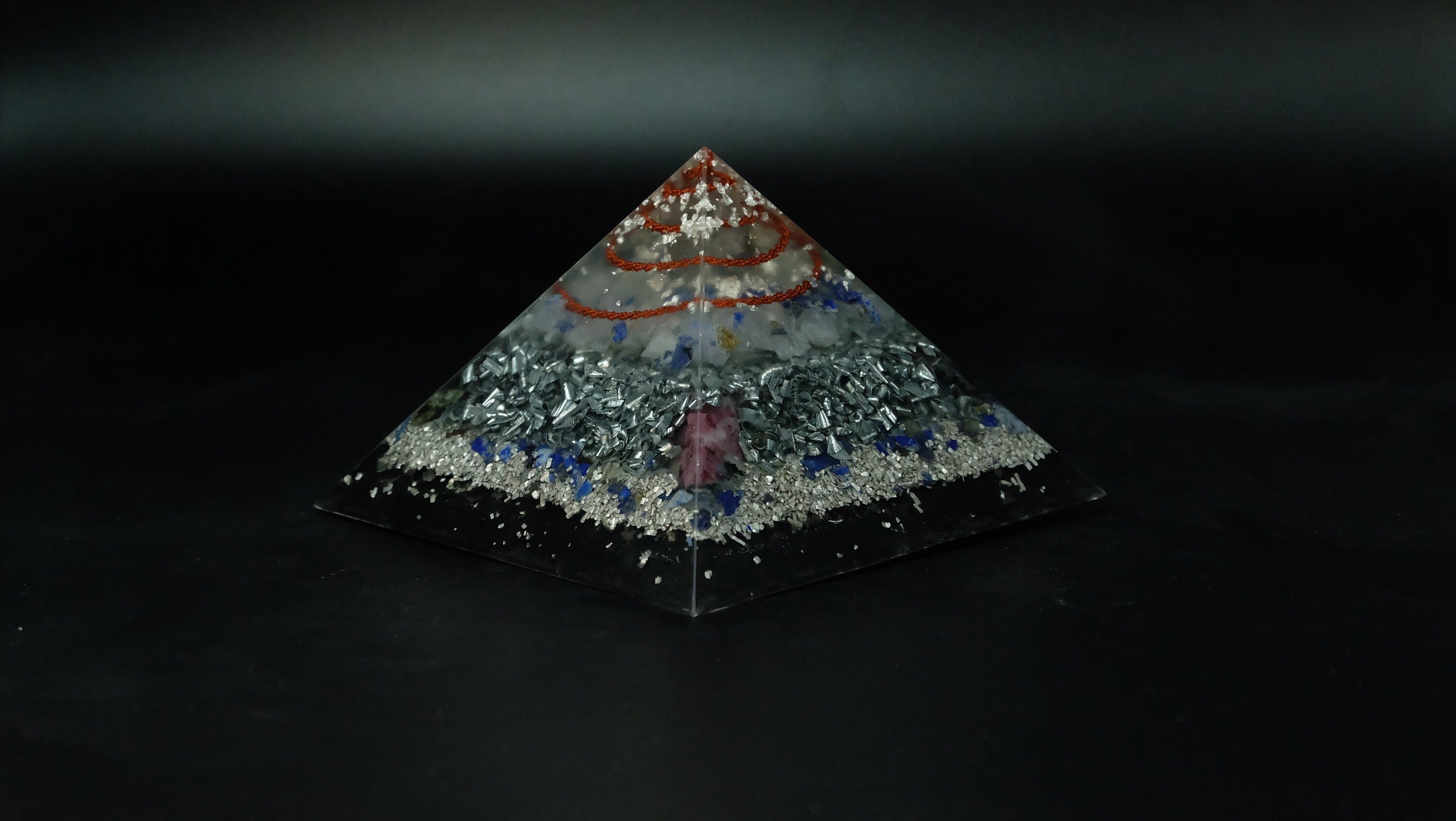 Orgonit Pyramide aus hochwertigen Edelsteinen und Metallen mit Lapislazuli und blauem Calcit und mehr von Sonnenkraft7®