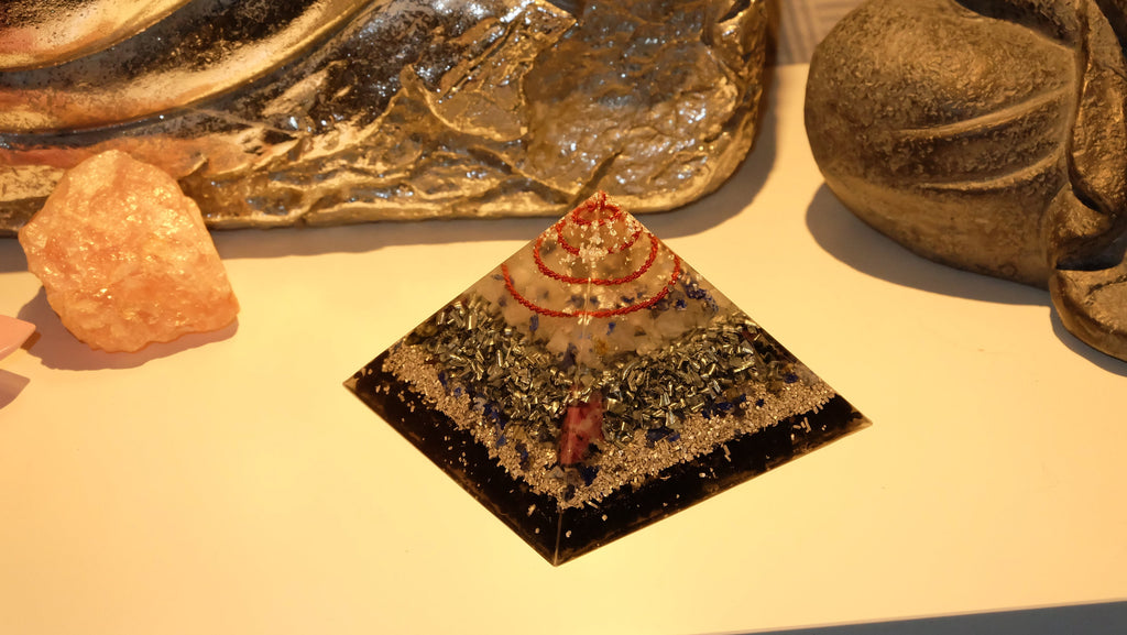 Orgonit Pyramide aus hochwertigen Edelsteinen und Metallen mit Lapislazuli und blauem Calcit und mehr von Sonnenkraft7®