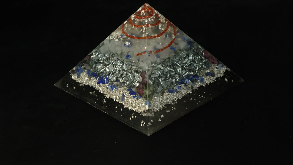 Orgonit Pyramide aus hochwertigen Edelsteinen und Metallen mit Lapislazuli und blauem Calcit und mehr von Sonnenkraft7®
