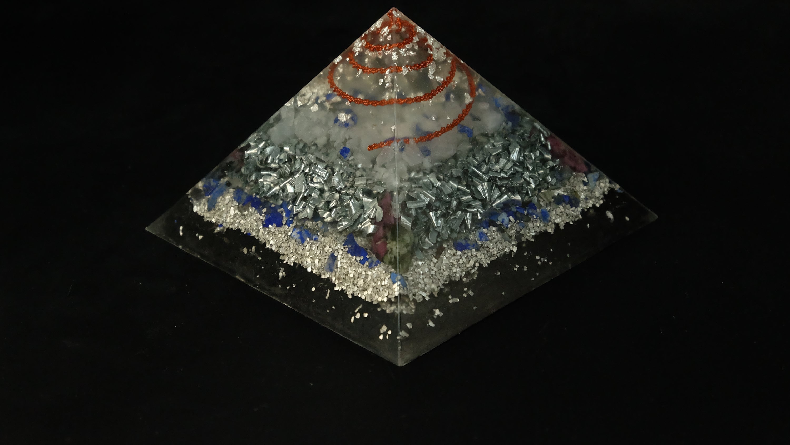 Orgonit Pyramide aus hochwertigen Edelsteinen und Metallen mit Lapislazuli und blauem Calcit und mehr von Sonnenkraft7®