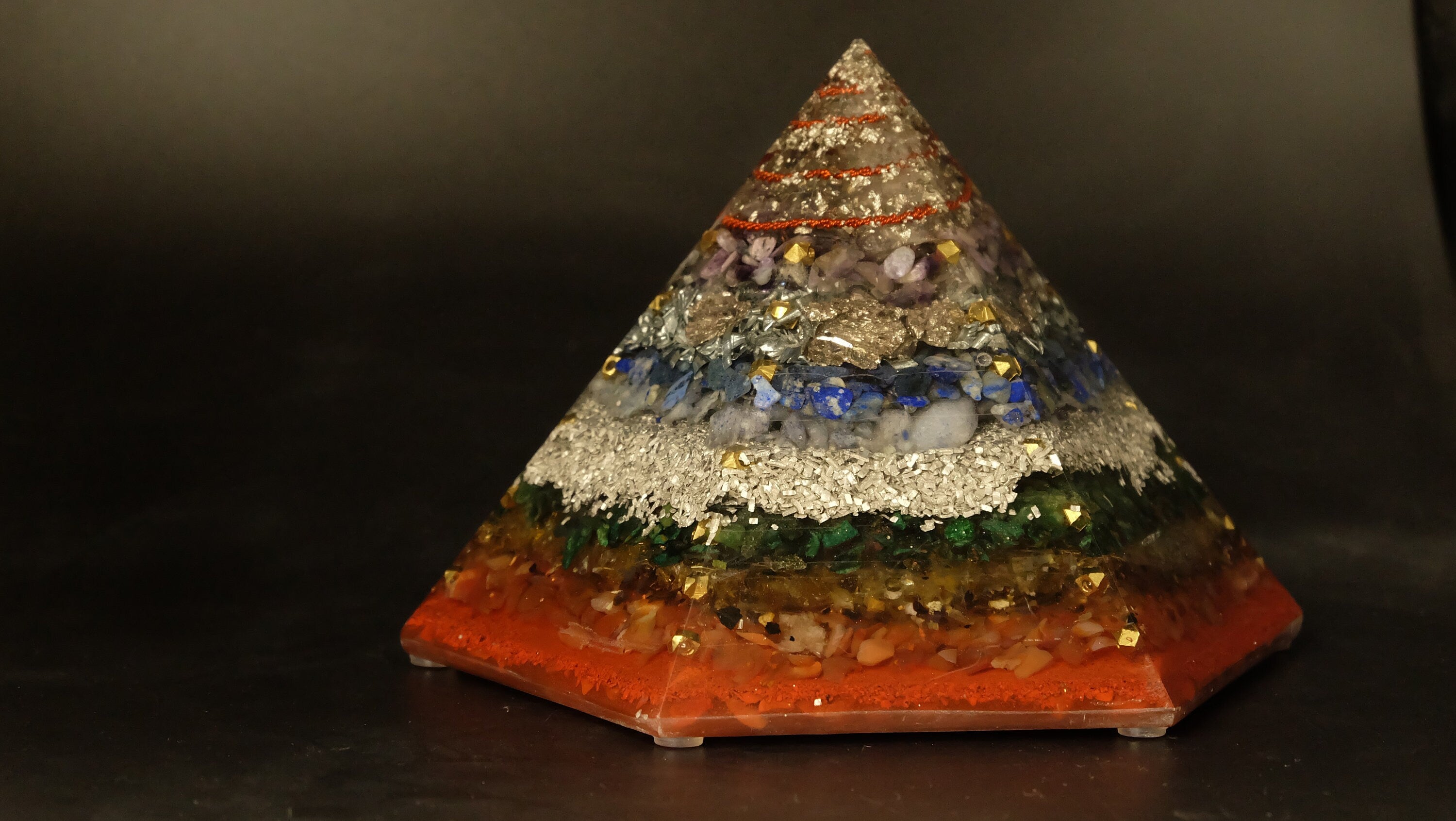 Chakra Orgonit Pyramide aus verschiedenen Edelsteinen für Harmonie und Chakra Aktivierung Harmonisierung und Klärung von schädlichen Emfs