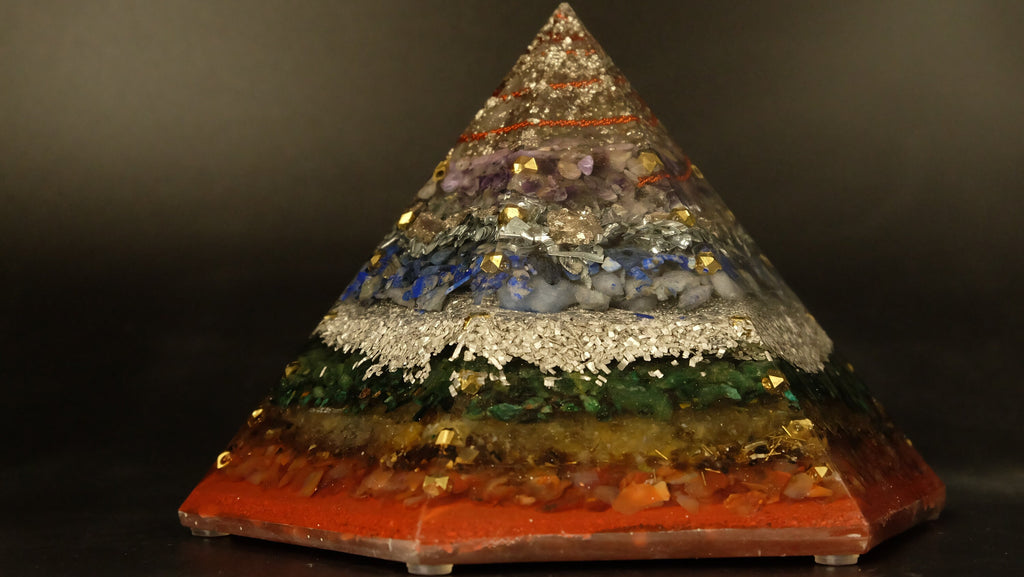 Chakra Orgonit Pyramide aus verschiedenen Edelsteinen für Harmonie und Chakra Aktivierung Harmonisierung und Klärung von schädlichen Emfs