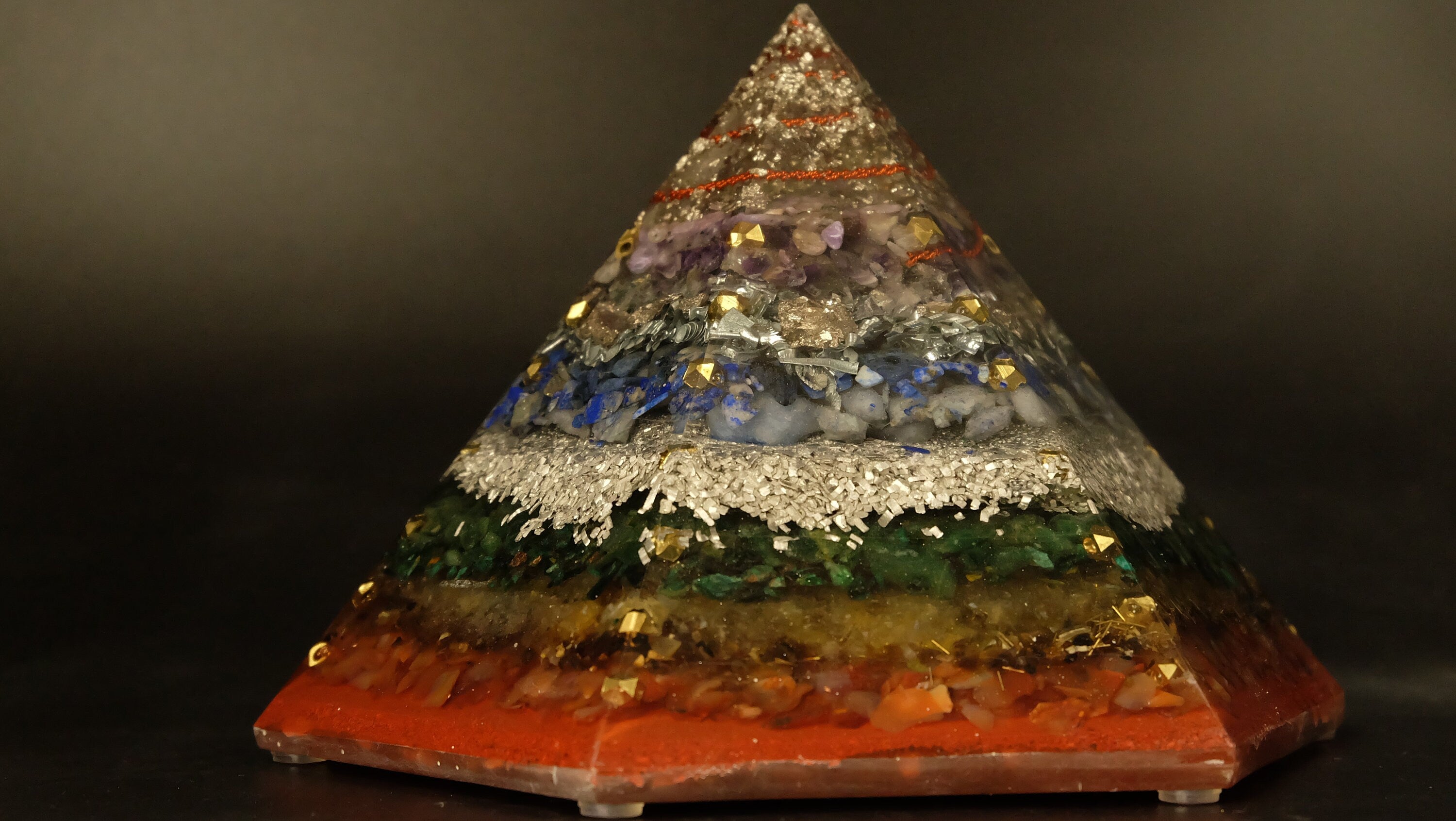 Chakra Orgonit Pyramide aus verschiedenen Edelsteinen für Harmonie und Chakra Aktivierung Harmonisierung und Klärung von schädlichen Emfs